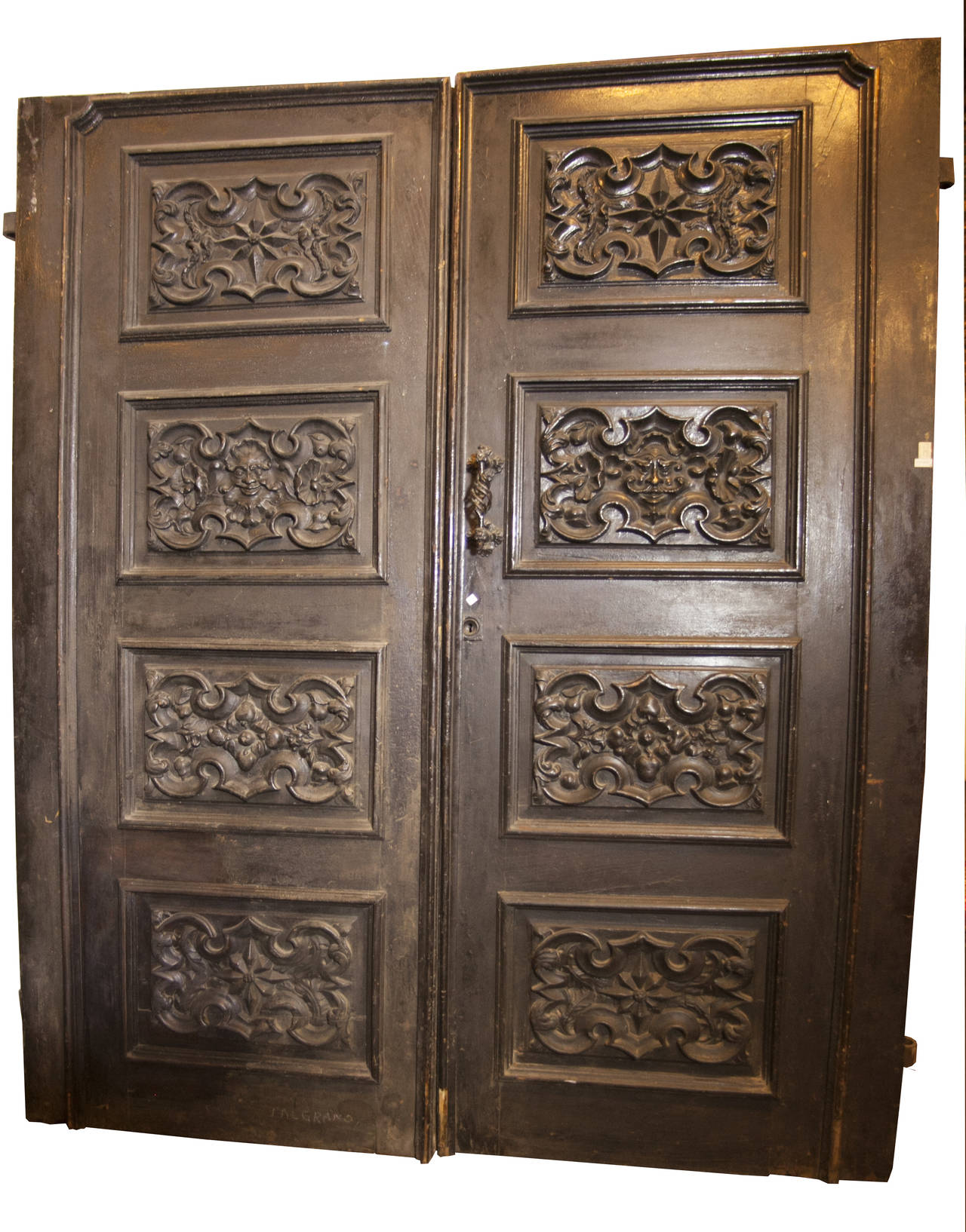 Antique Doorway made of oak and walnut
Comes from Piemonte ( North of Italy)
Ancient and majestic sixteenth-century walnut door with masks carved by hand in dark black walnut wood.
north Italy origin, size h 245 x205 maximum width with 12 cm side