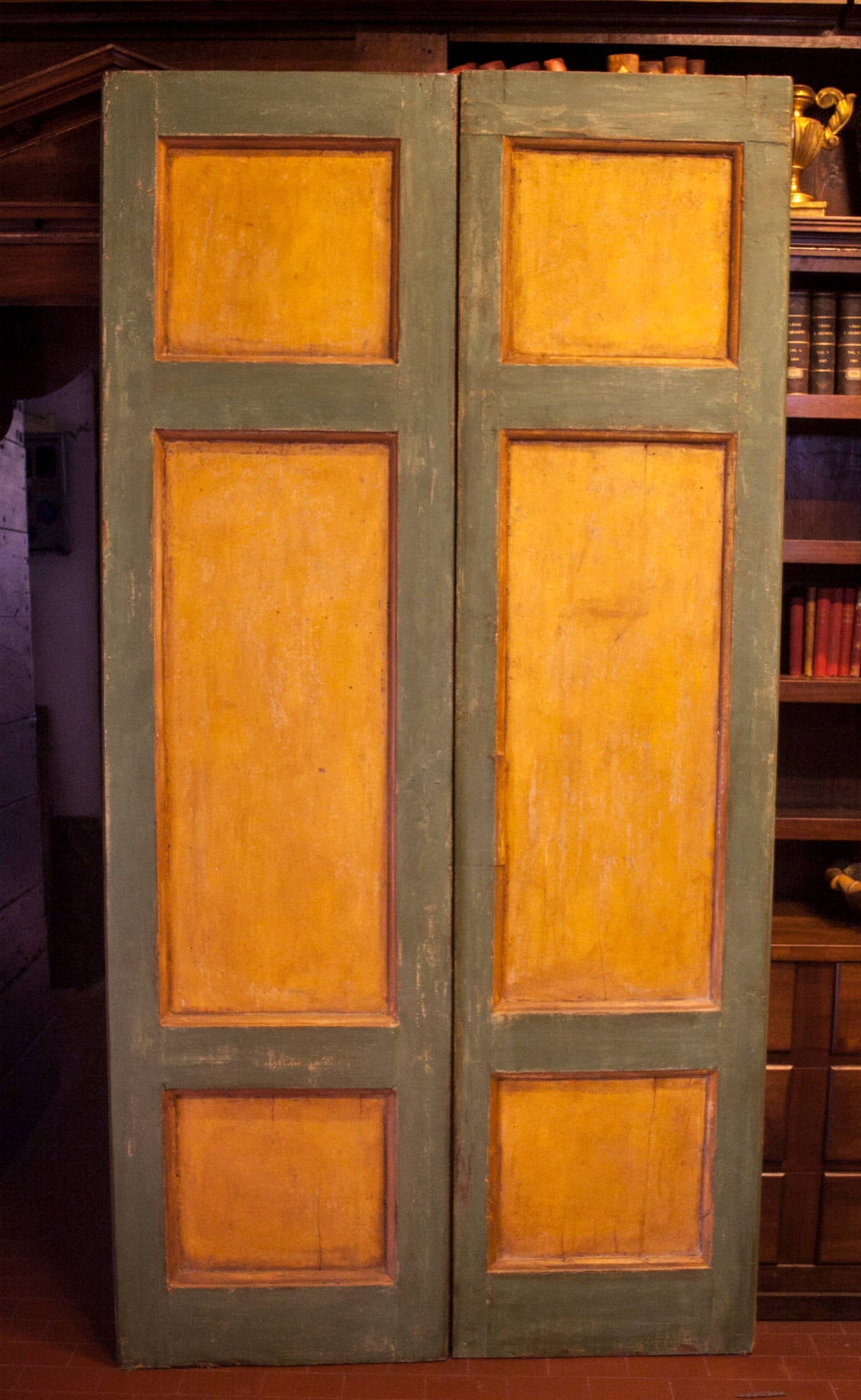 Puerta doble lacada antigua 
con decoración floreal 
Viene de Nápoles, Italia