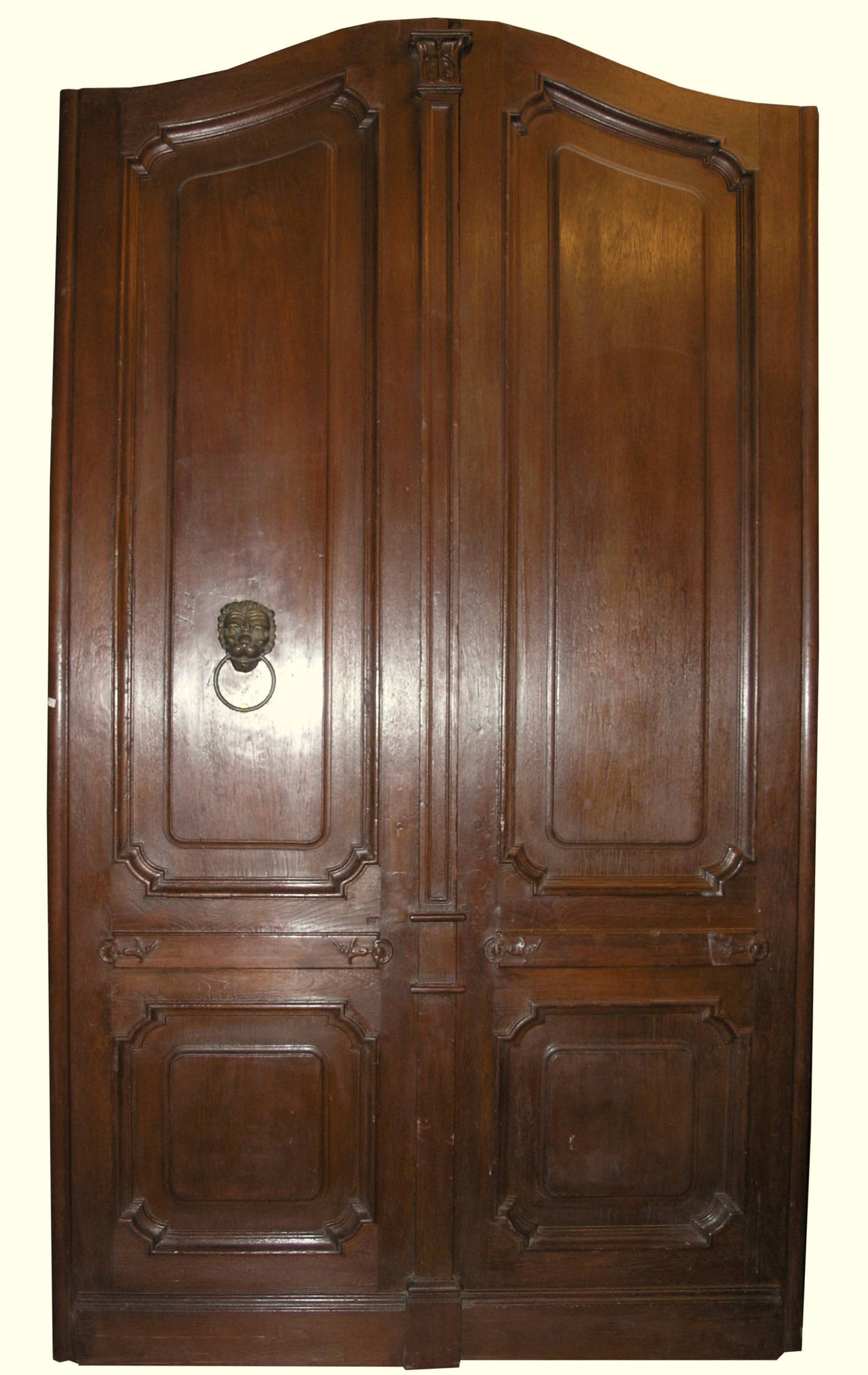 Antique door made of walnut.
Comes from Italy.