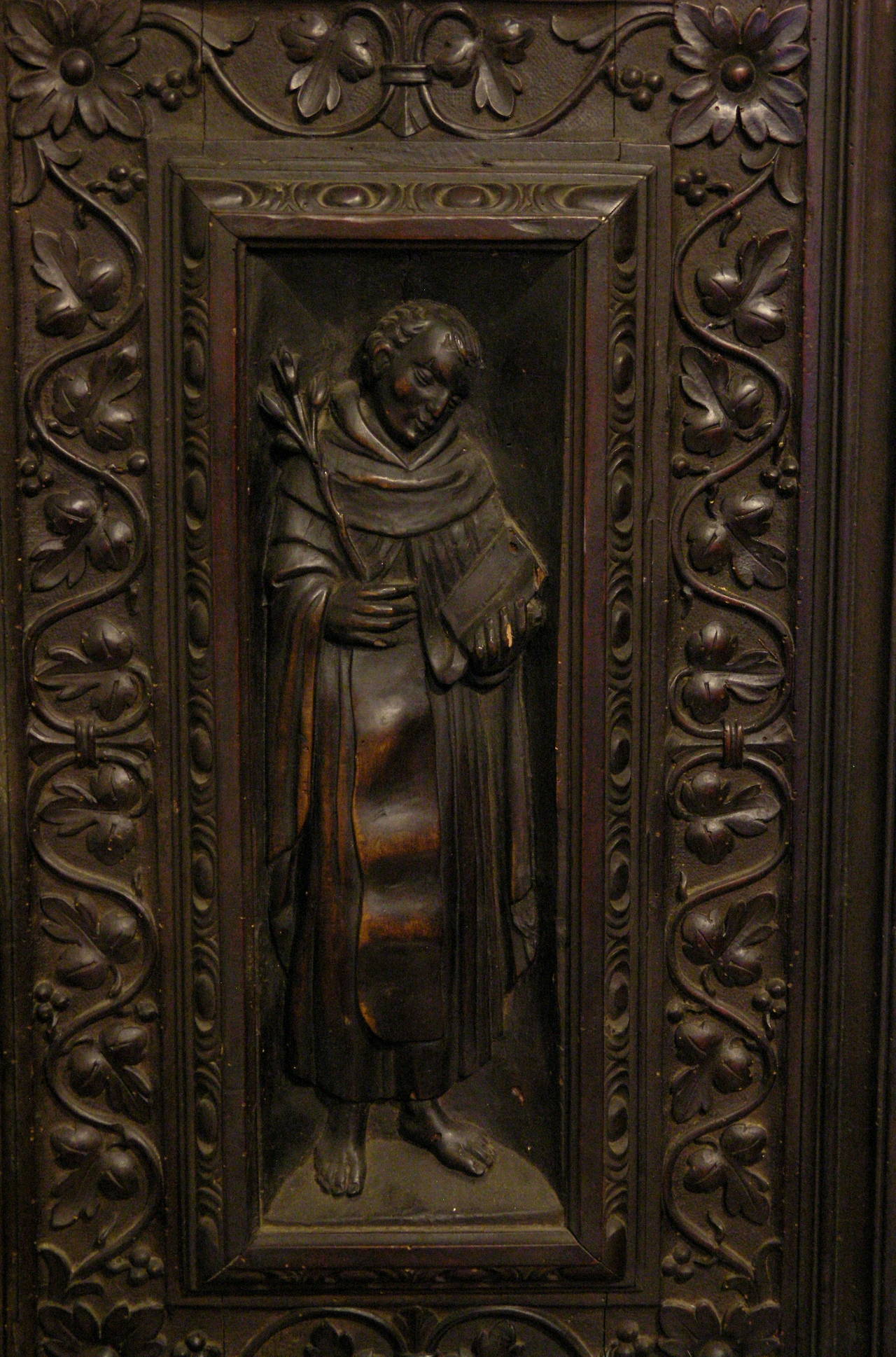 Antique double door made of walnut. 
With saints carved.
Comes from Orvieto, Italy.