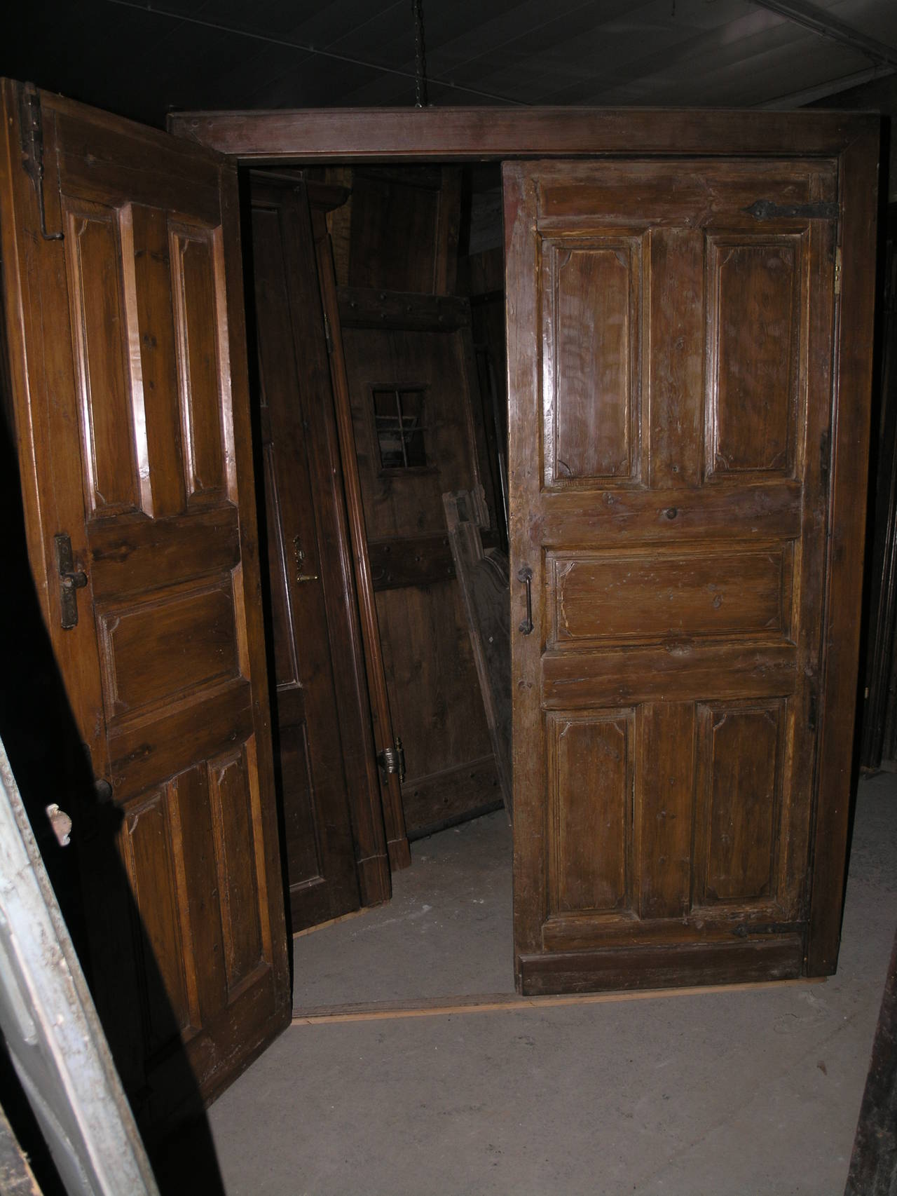 Antique door in brown oak, double wing with original frame, saloon opening, therefore two-way both to pull and to push, already finished and restored, sculpted equal even at the back, 18th century.
Ideal for a public place or a luxury interior.