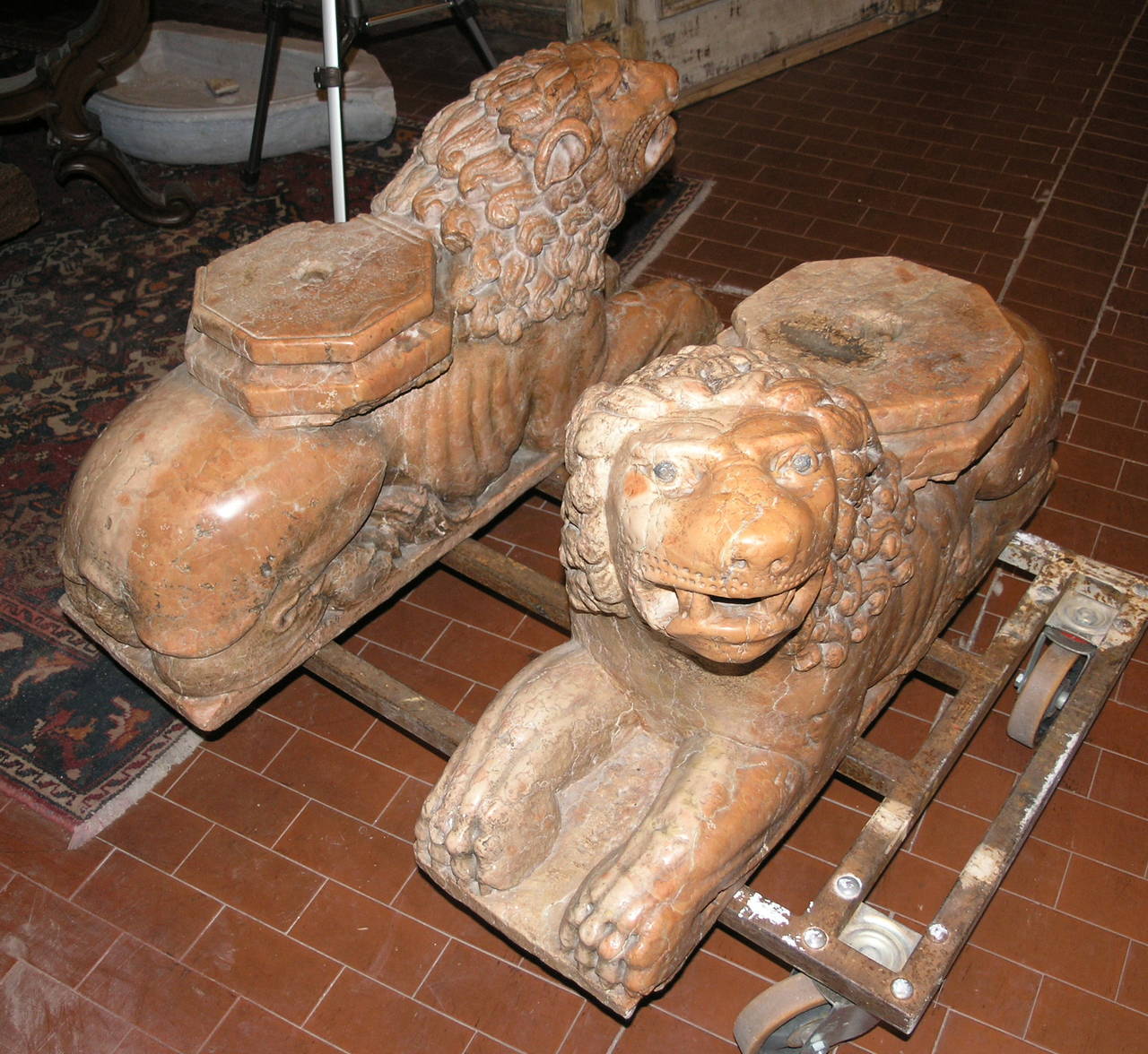 Couple of antique lions sculpture, made of marble.