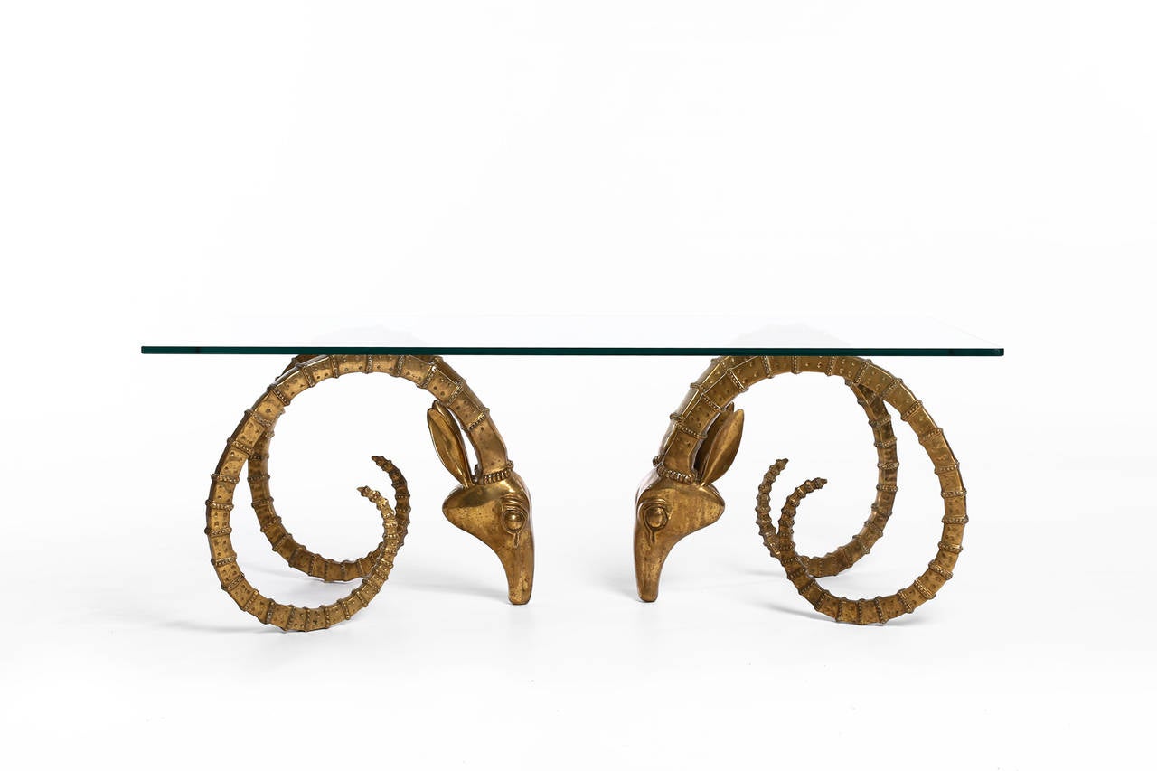 Stunning Rams / Ibex Head coffee table, 1970's. Very sculptural and decorative piece made of heavy solid brass with a beautiful patina. In excellent condition.