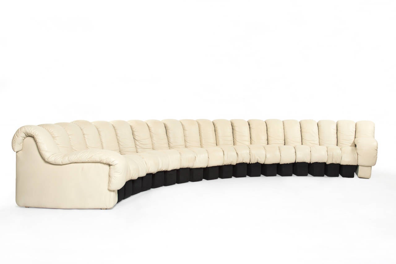 Stunning 20-piece DS-600 'Non-Stop' sofa by Ueli Berger, Elenora Peduzzi-Riva, Heinz Ulrich and Klaus Vogt for De Sede, Switzerland. 
Upholstered in the original off-white leather and black felt. The sections are connected with a zipper and a pin.