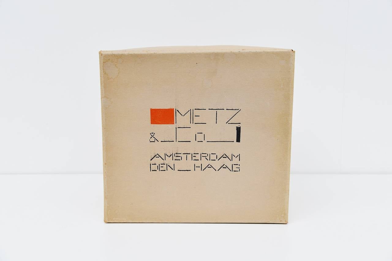 Very nice large storage box designed by Bart van der Leck for Metz & Co in 1935. These boxes were designed as present/packaging boxes for the Metz & Co shop in Amsterdam and Den Haag and were used from 1935 to 1952. This is for a very nice large