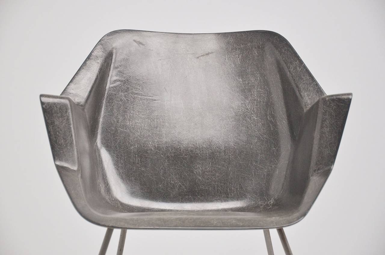 A grey polyester lounge chair model No. 416 designed by Wim Rietveld (son of Gerrit Thomas Rietveld) and André Cordemeyer for Gispen, Culemborg, 1957. This first Dutch polyester armchair was made of on piece of moulded polyester, a new technique for