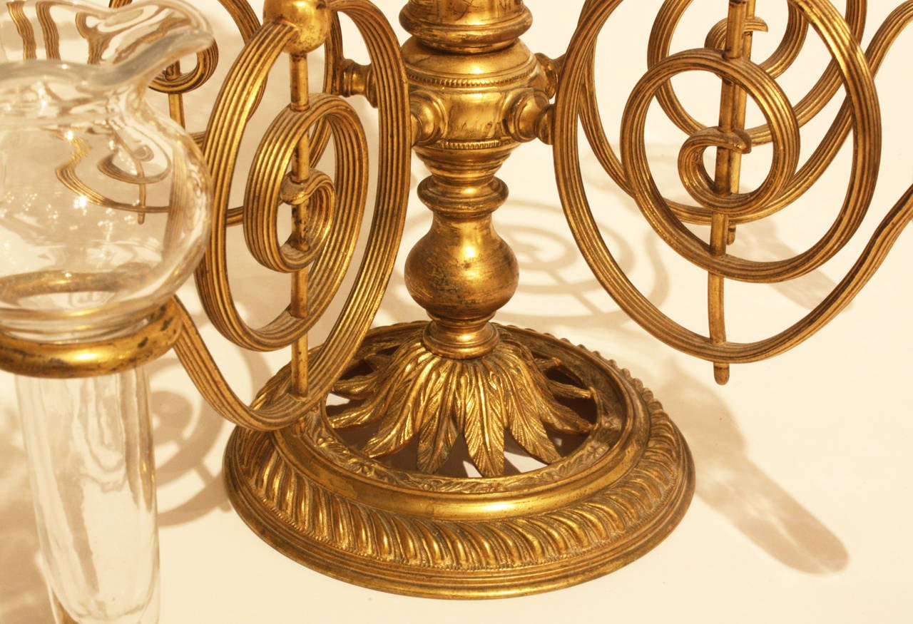 epergne aus vergoldetem Metall und geschliffenem Glas aus dem 19. Jahrhundert (auch als Posey-Vase bekannt), signiert von F.&C. Osler, bekannte englische Hersteller von Leuchtern, Kandelabern und anderen Ornamenten aus geschliffenem Glas für