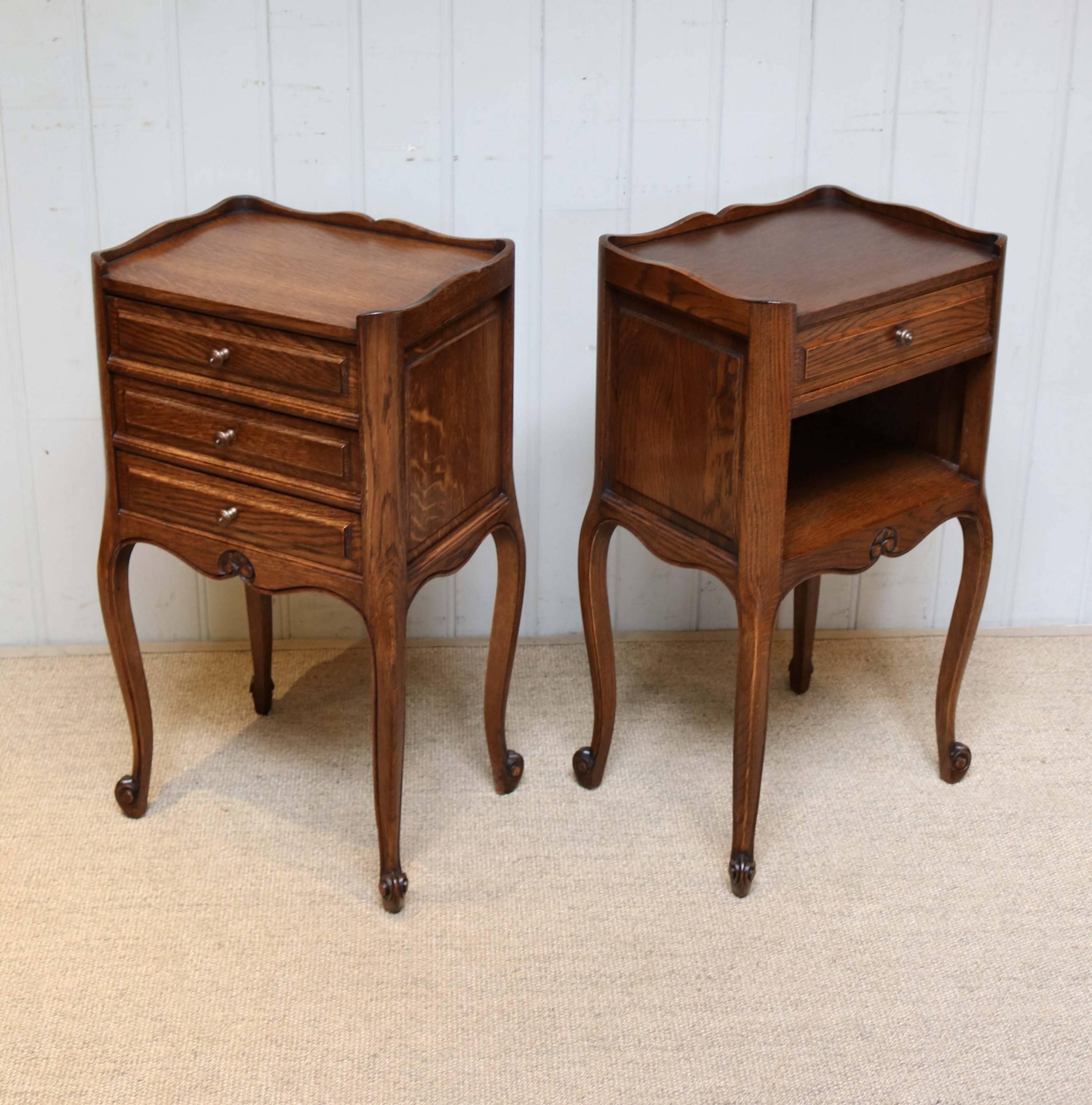 Pair of Oak Bedside Cabinets In Good Condition For Sale In Buckinghamshire, GB