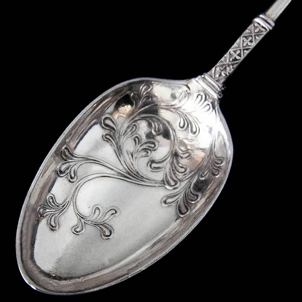 Cased Set of Victorian Silver Decorative Teaspoons with Sugar Tongs In Excellent Condition In London, GB