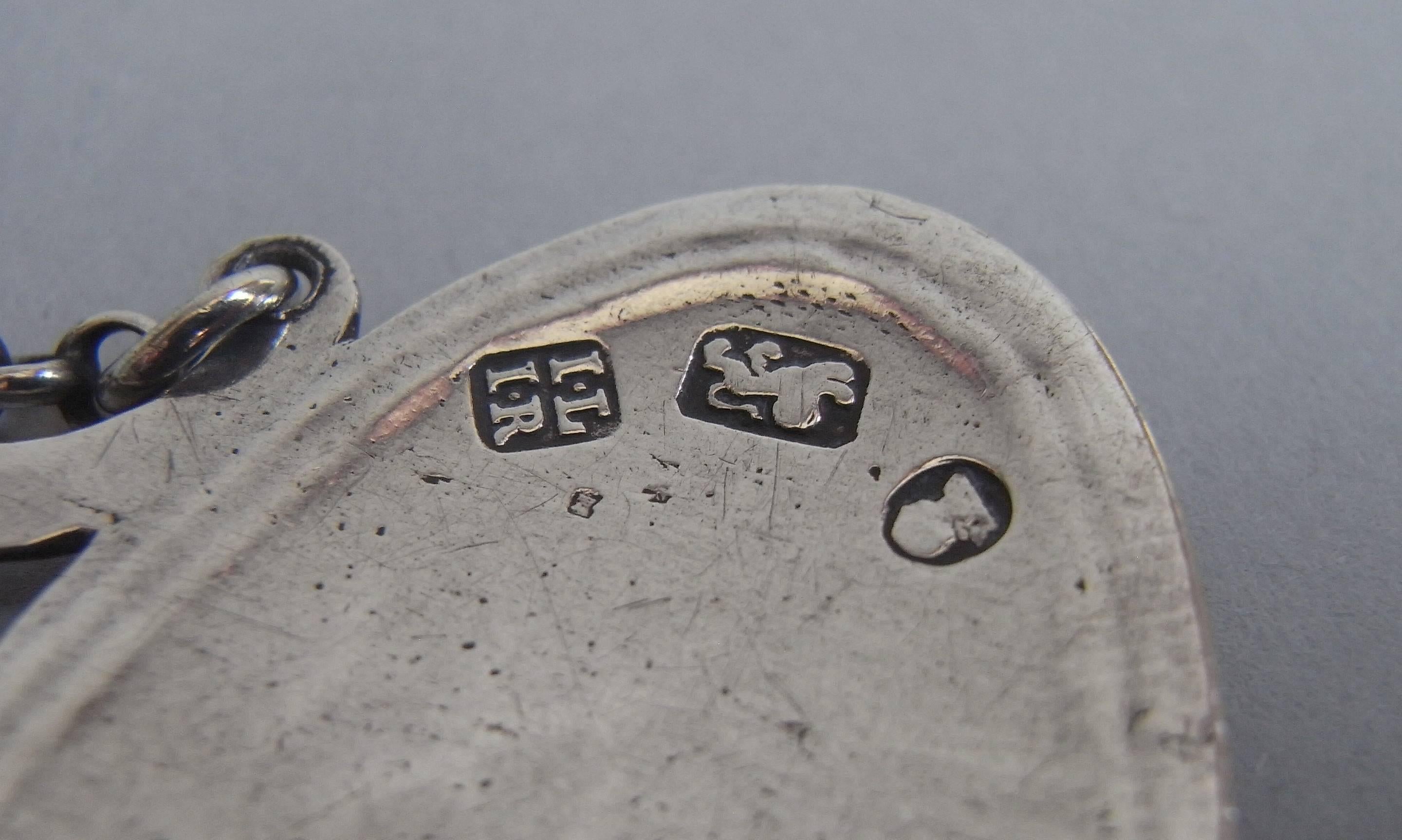 L'étiquette est de forme ovale avec un bord à double fil et est gravée pour SHERRY. Cet exemple présente un bouclier au-dessus, flanqué de deux supports à volutes, qui est gravé d'un cimier contemporain. L'étiquette est très bien marquée au revers.