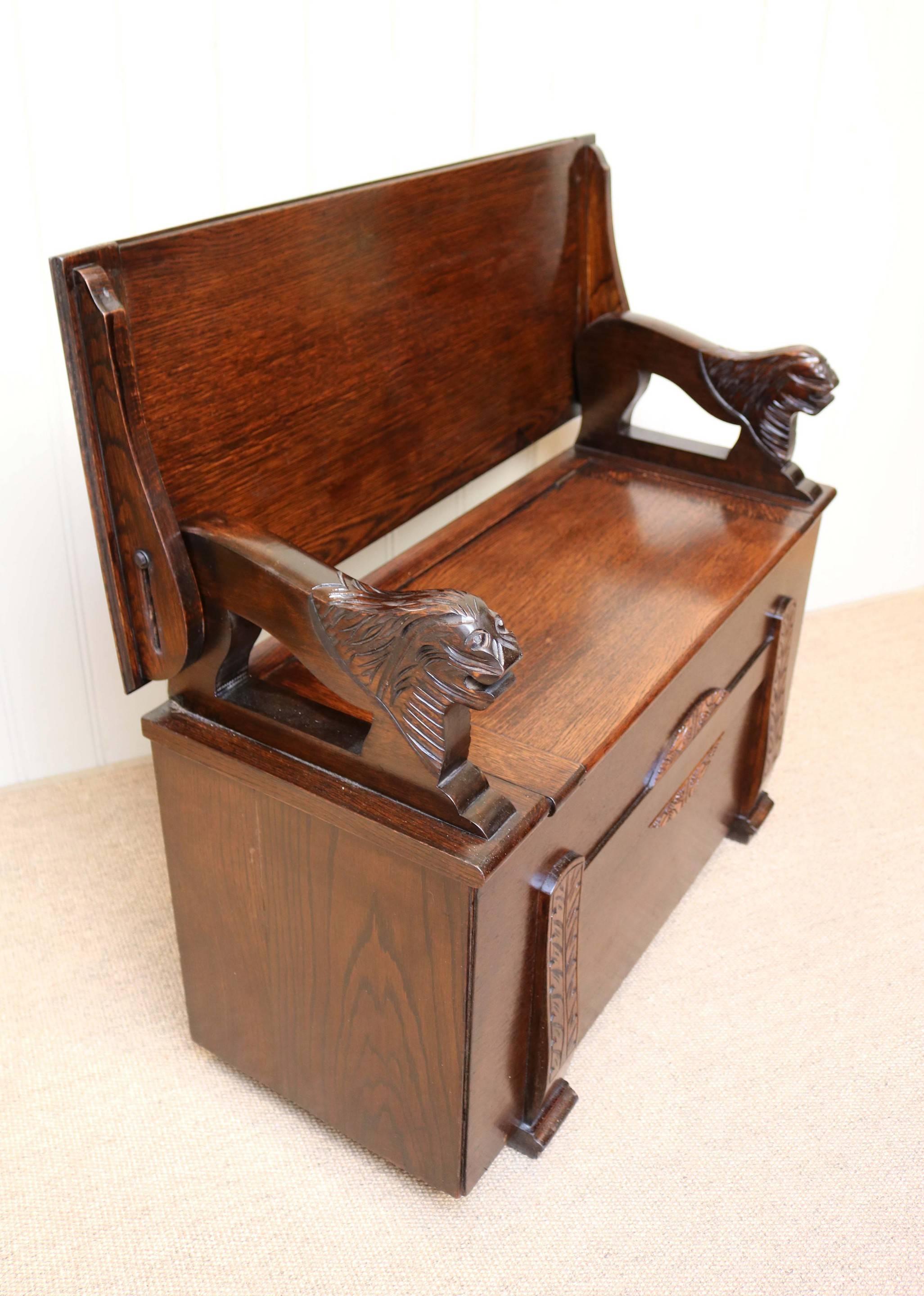 Small Oak Monks Bench In Good Condition In Buckinghamshire, GB