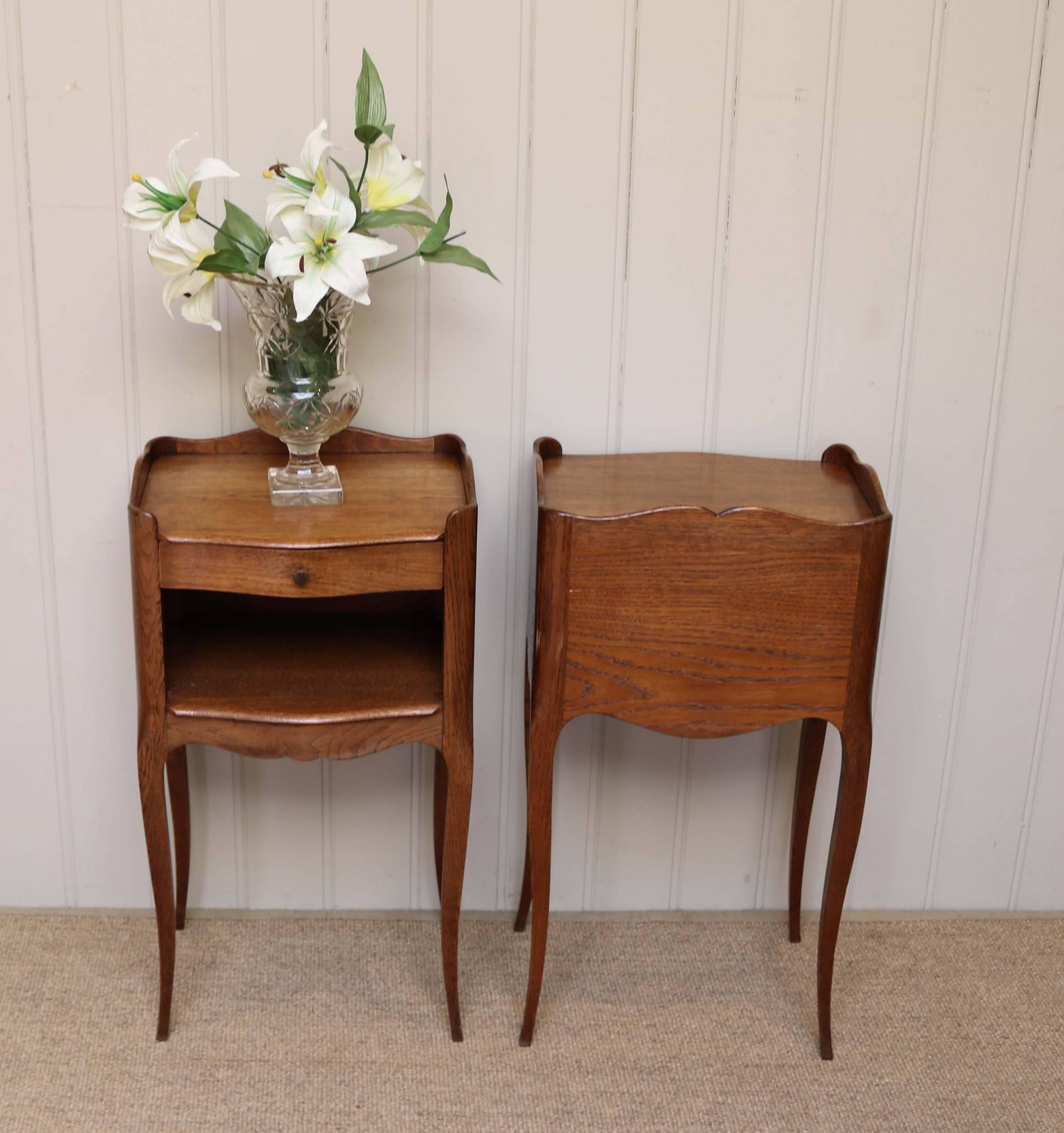 Pair of Oak Bedside Cabinets In Good Condition For Sale In Buckinghamshire, GB