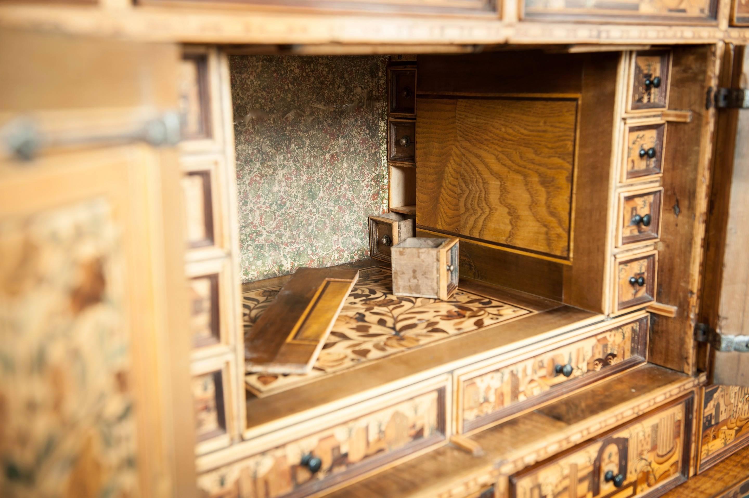 Important 16th Century Augsburg Marquetry Table Cabinet In Good Condition In Lincolnshire, GB