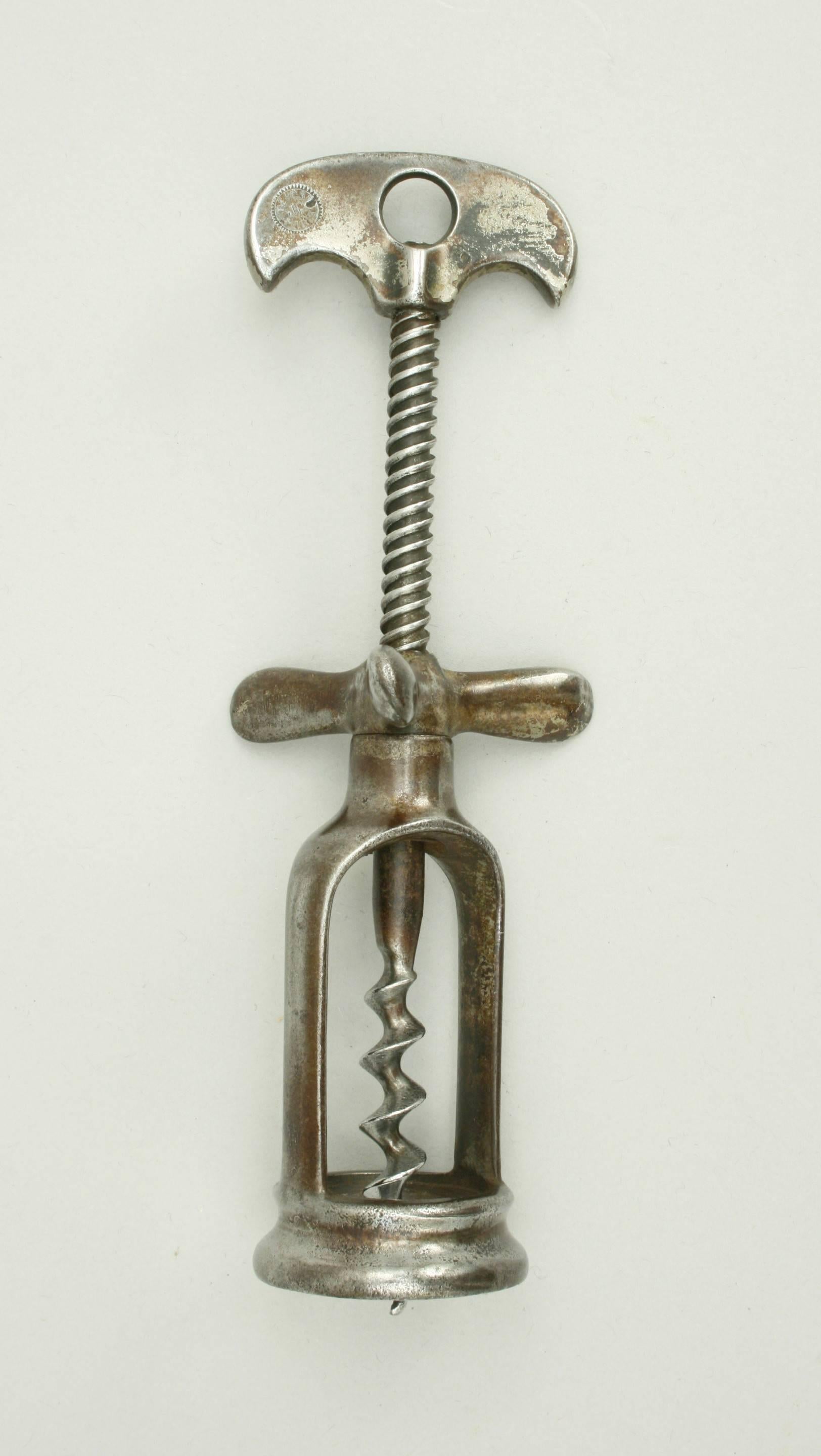Sacacorchos Perille Flynut.
Un sacacorchos francés de tuerca volante y marco abierto marcado 'J. Perille, Depose, París, J.P'. El diseño de Perille se patentó en 1876. El tornillo de corcho de la tuerca volante está chapado en acero, pero con