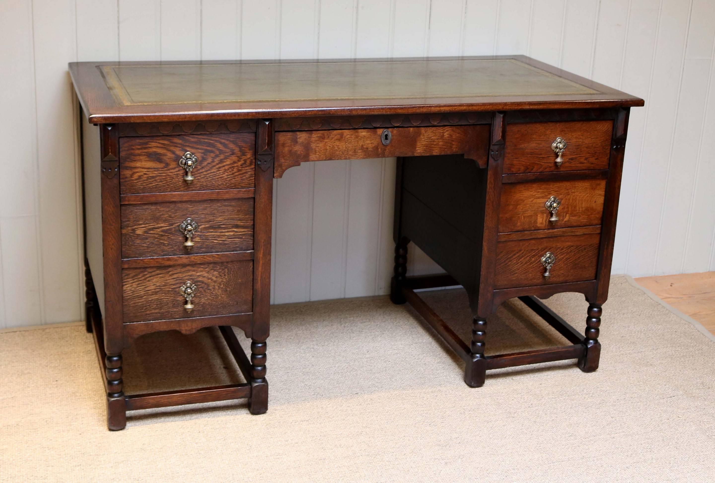 Large Oak Pedestal Desk In Good Condition In Buckinghamshire, GB