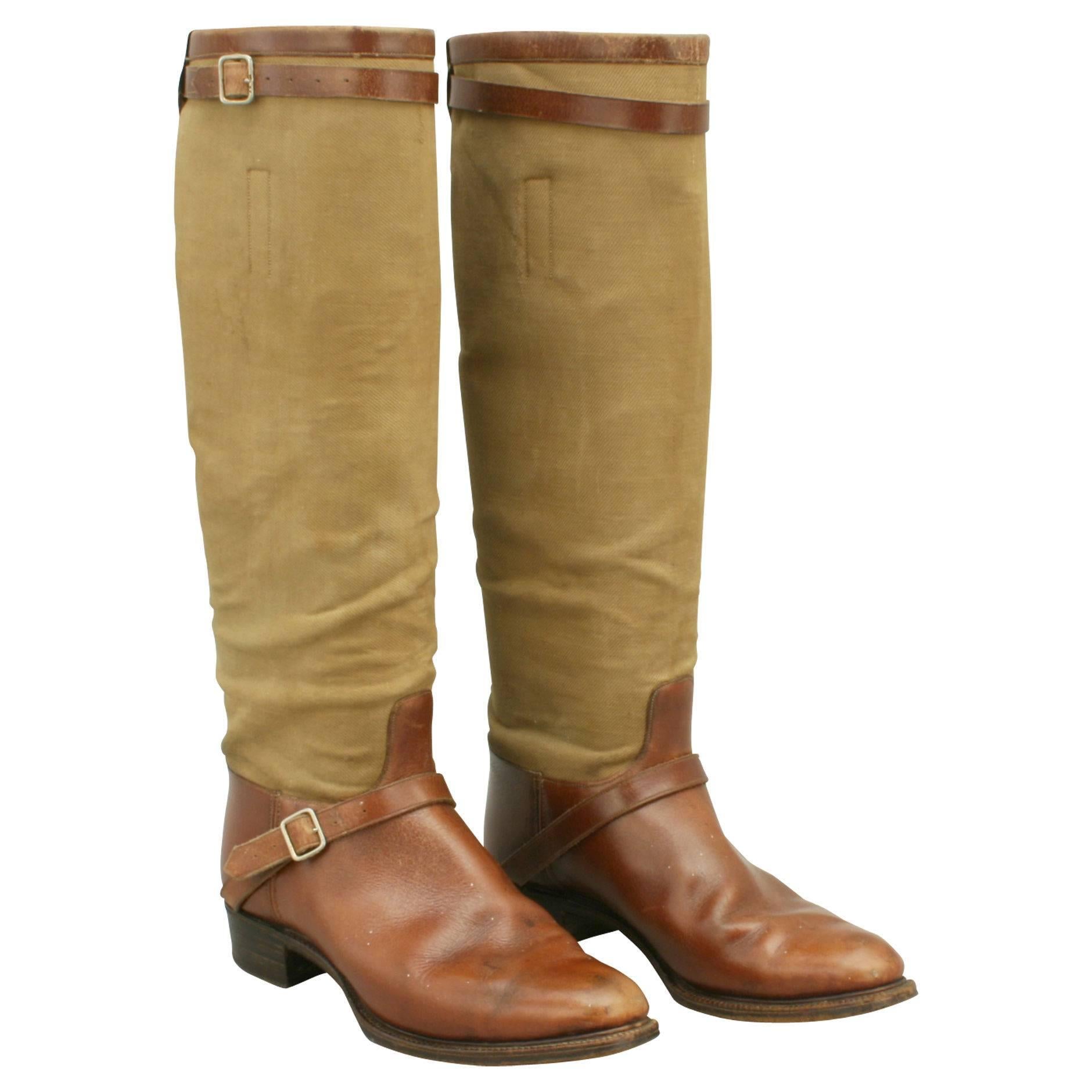 Vintage Leder und Segeltuch Feldstiefel.
Ein wunderbares Paar Reitstiefel für Junioren oder Damen. Die Stiefel sind aus festem Segeltuch mit hellbraunem Lederbesatz gefertigt. Die Ledersohlen sind mit der Aufschrift 