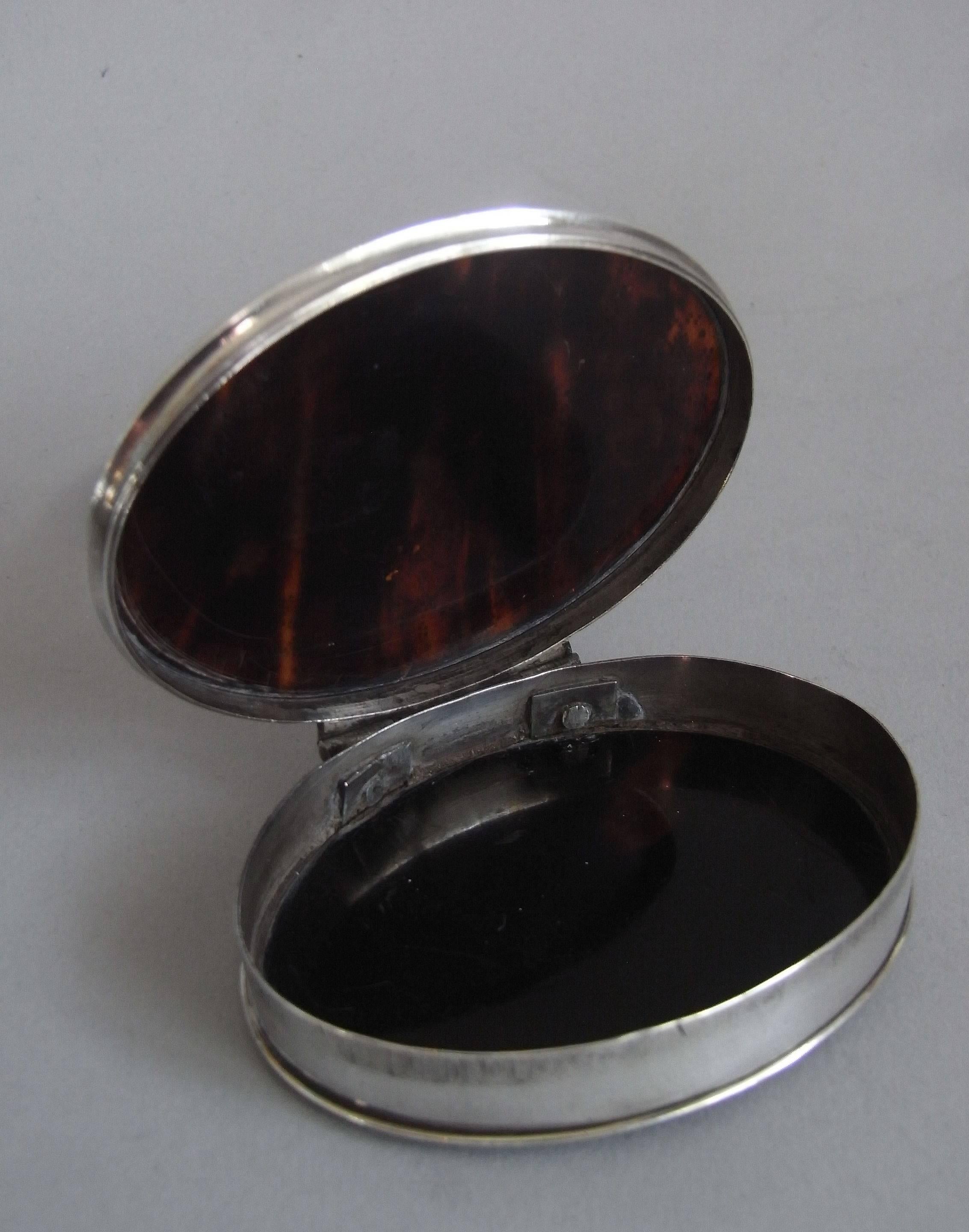 Very Fine and Unusual William & Mary Tortoiseshell Pique Snuff Box In Good Condition In London, GB