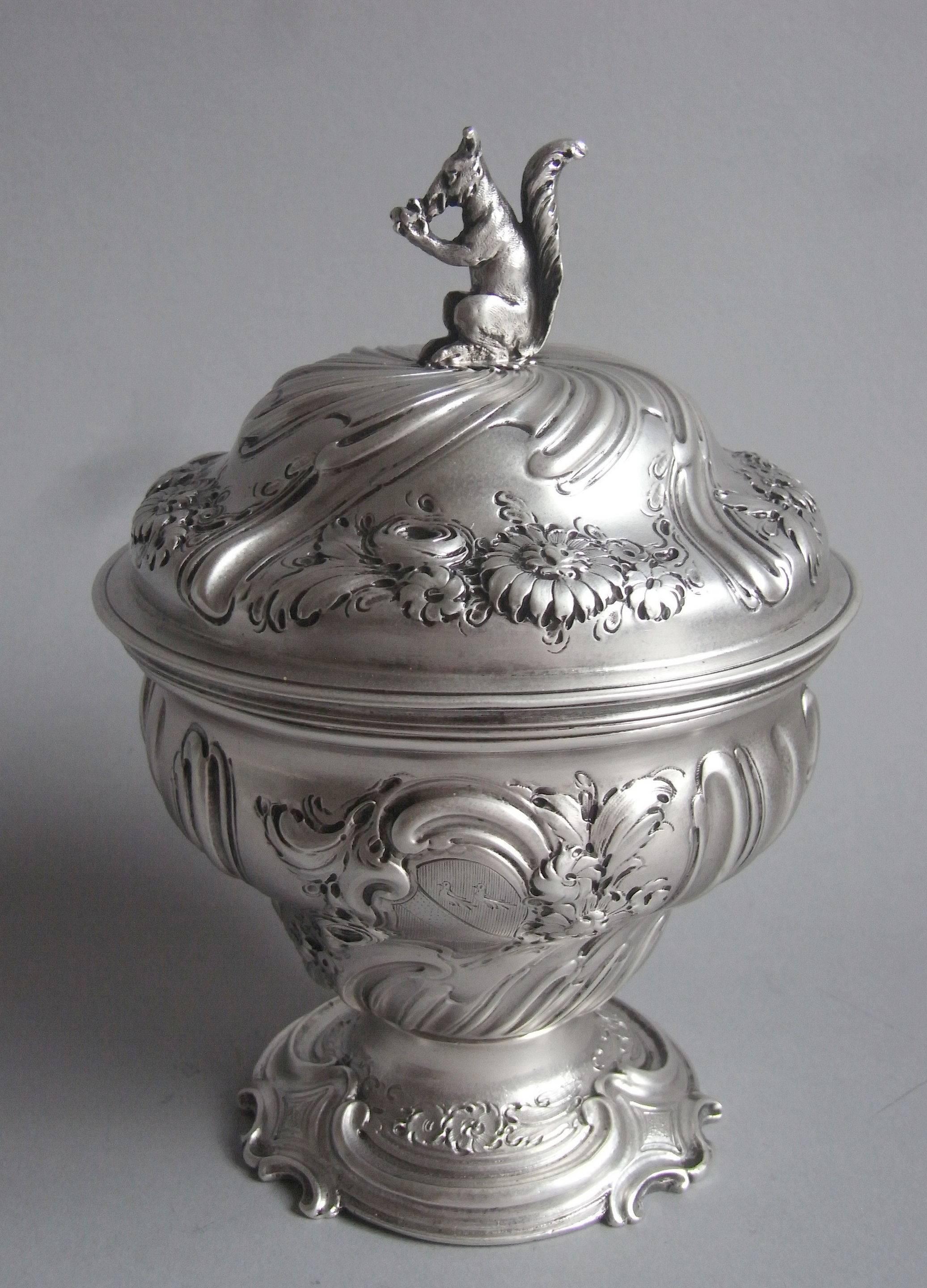 Fine and Rare Pair of George II Tea Caddies with Matching Sugar/Mixing Bowl In Good Condition In London, GB