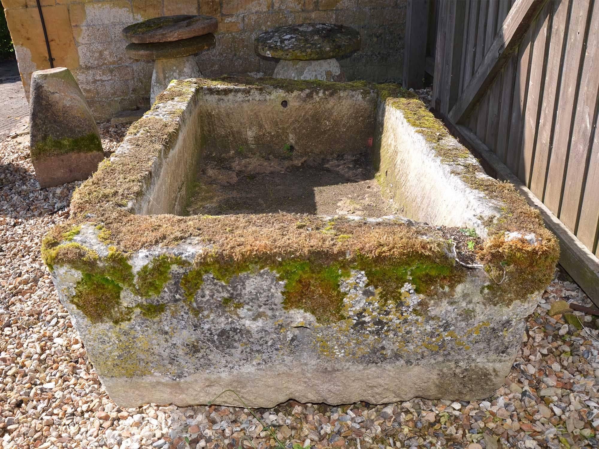 Large 18th Century Stone Trough with Good Weathering and Patination In Good Condition In Gloucestershire, GB