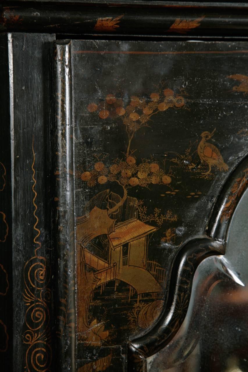 18th Century Antique English Queen Anne Chinoiserie Lacquer Corner Cupboard In Good Condition For Sale In Devon, GB
