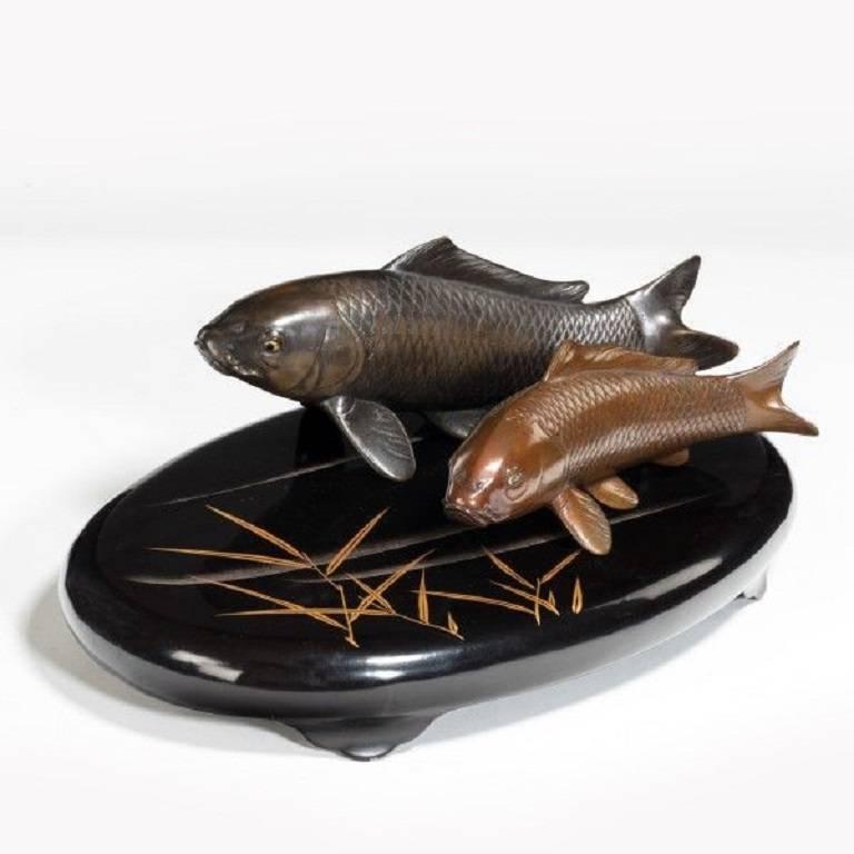 One with a lighter patination than the other, both with shakudo and gilt eyes, on a lacquer base, Japanese, circa 1932.
Signed on the small carp: ?? Chokuo with kao (monogramme)
Inscribed on the other carp: ???????? 