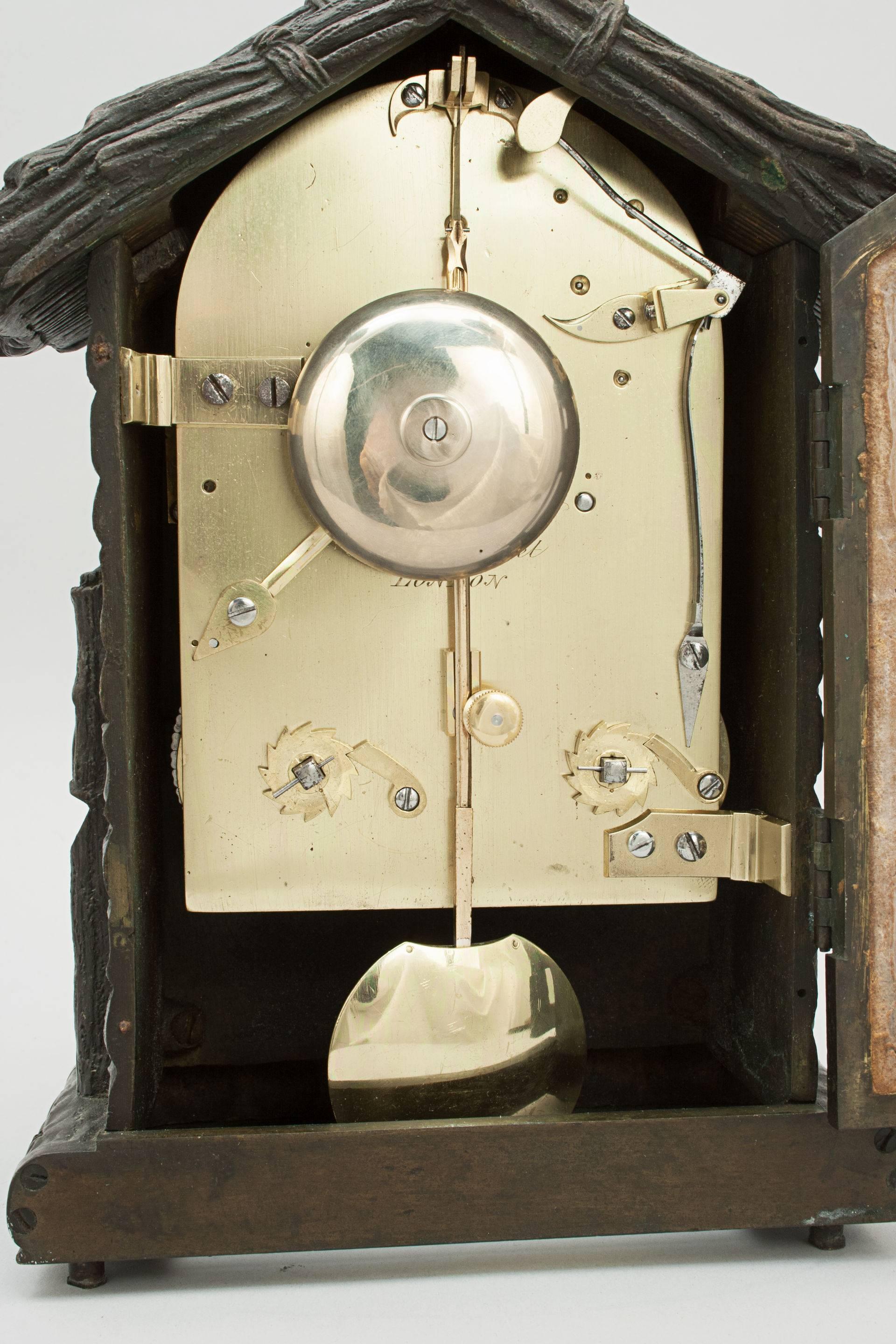 Pendule de cheminée ancienne par Grant, design de type Forêt-Noire Bon état - En vente à Oxfordshire, GB