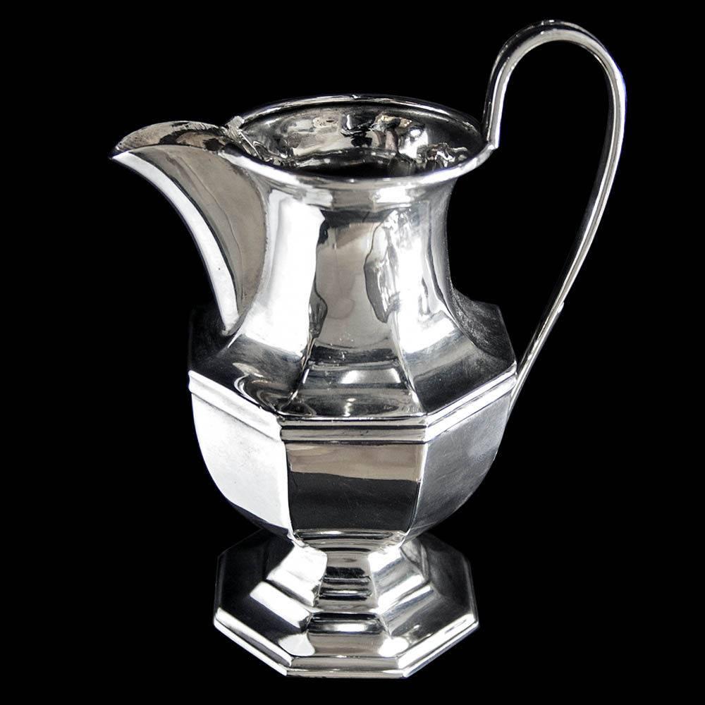 English Sterling Silver Cream Jug In Excellent Condition For Sale In London, GB
