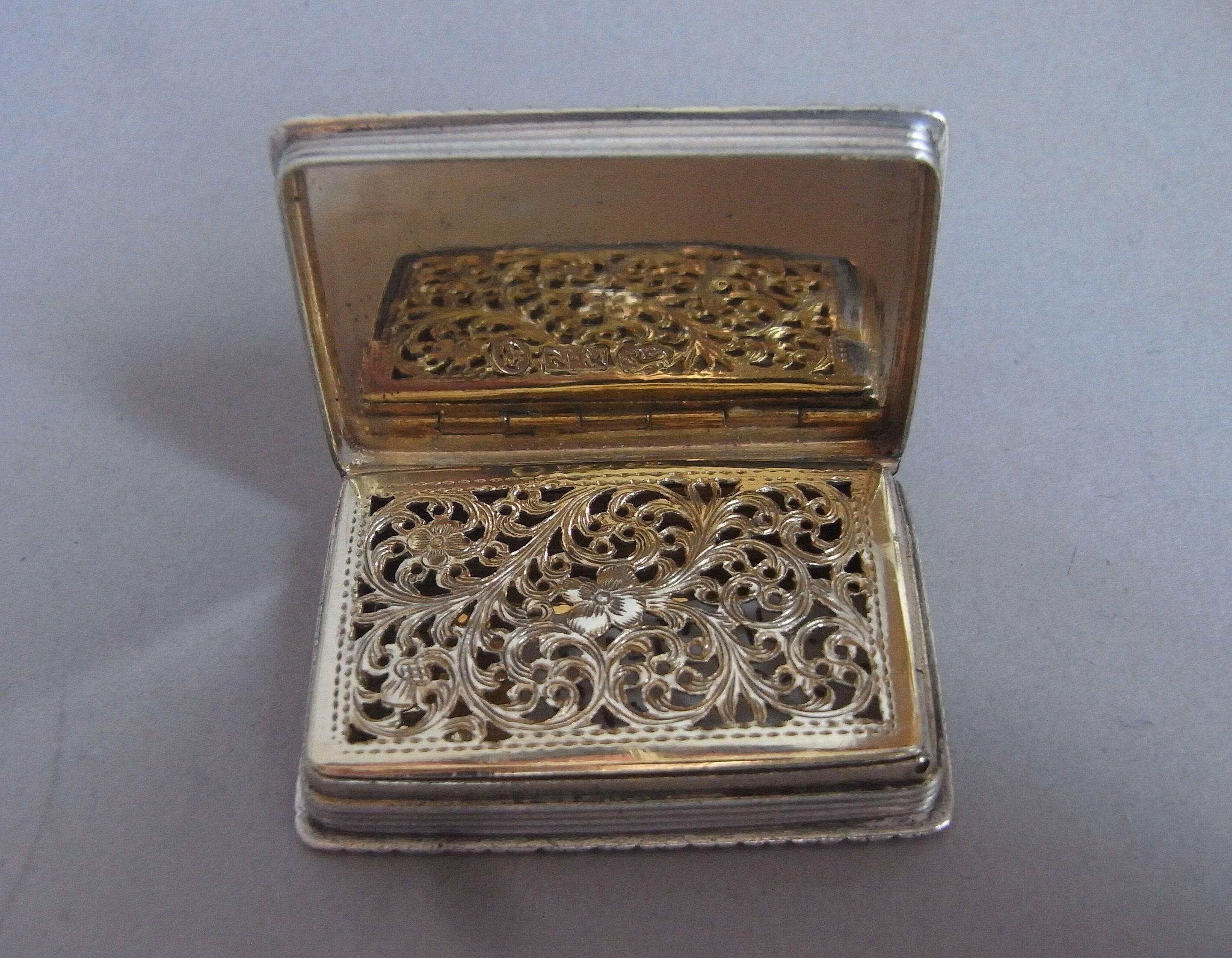 Extremely Fine Castle Top Vinaigrette Made by Nathaniel Mills In Good Condition In London, GB