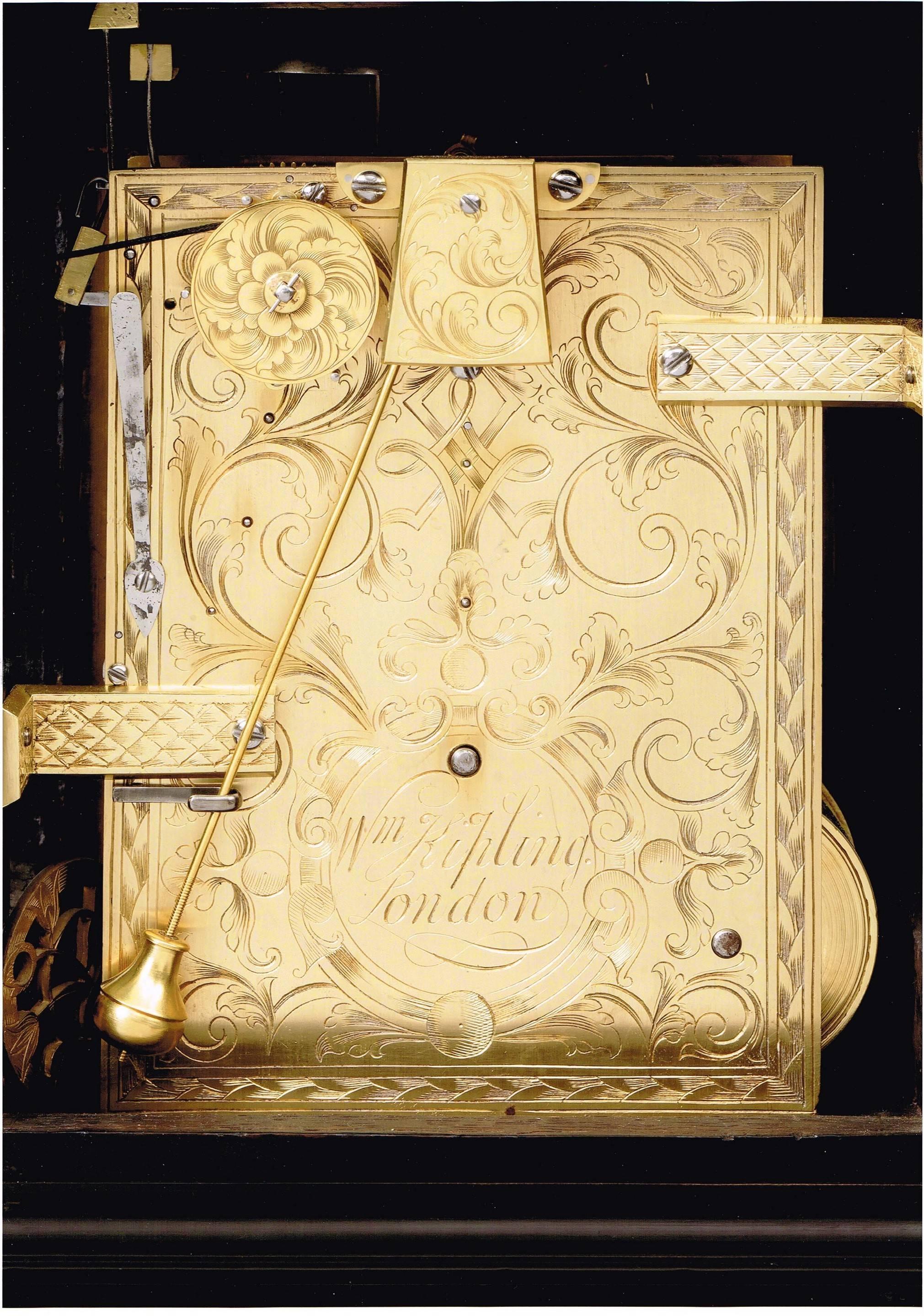 Eine gute Konsolenuhr aus dem frühen 18. Jahrhundert mit Viertelrepetition von diesem bekannten Londoner Uhrmacher. Das kompakte, ebonisierte, umgedrehte Glockengehäuse hat einen Tragegriff aus Messing und durchbrochene Holzbünde an den vorderen und