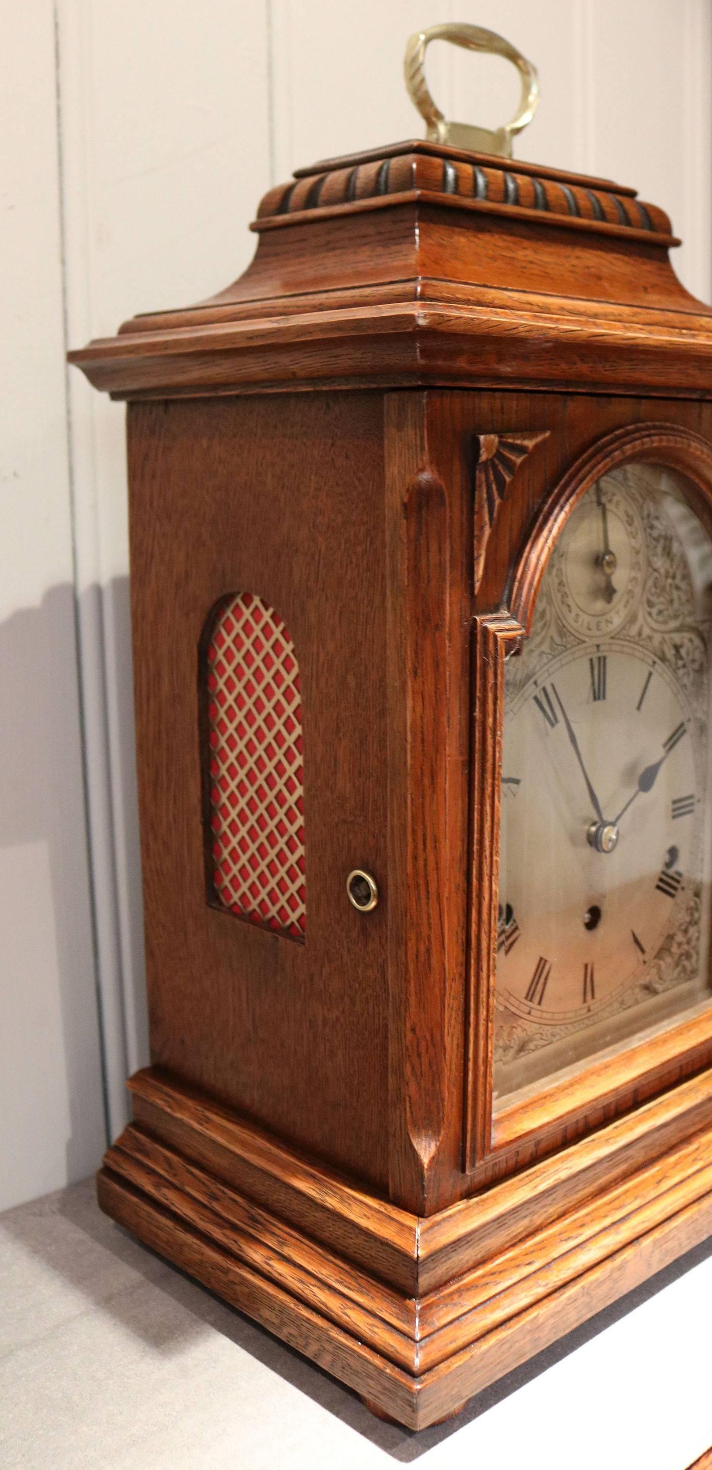 Oak Westminster Chime Bracket Clock In Good Condition For Sale In Buckinghamshire, GB