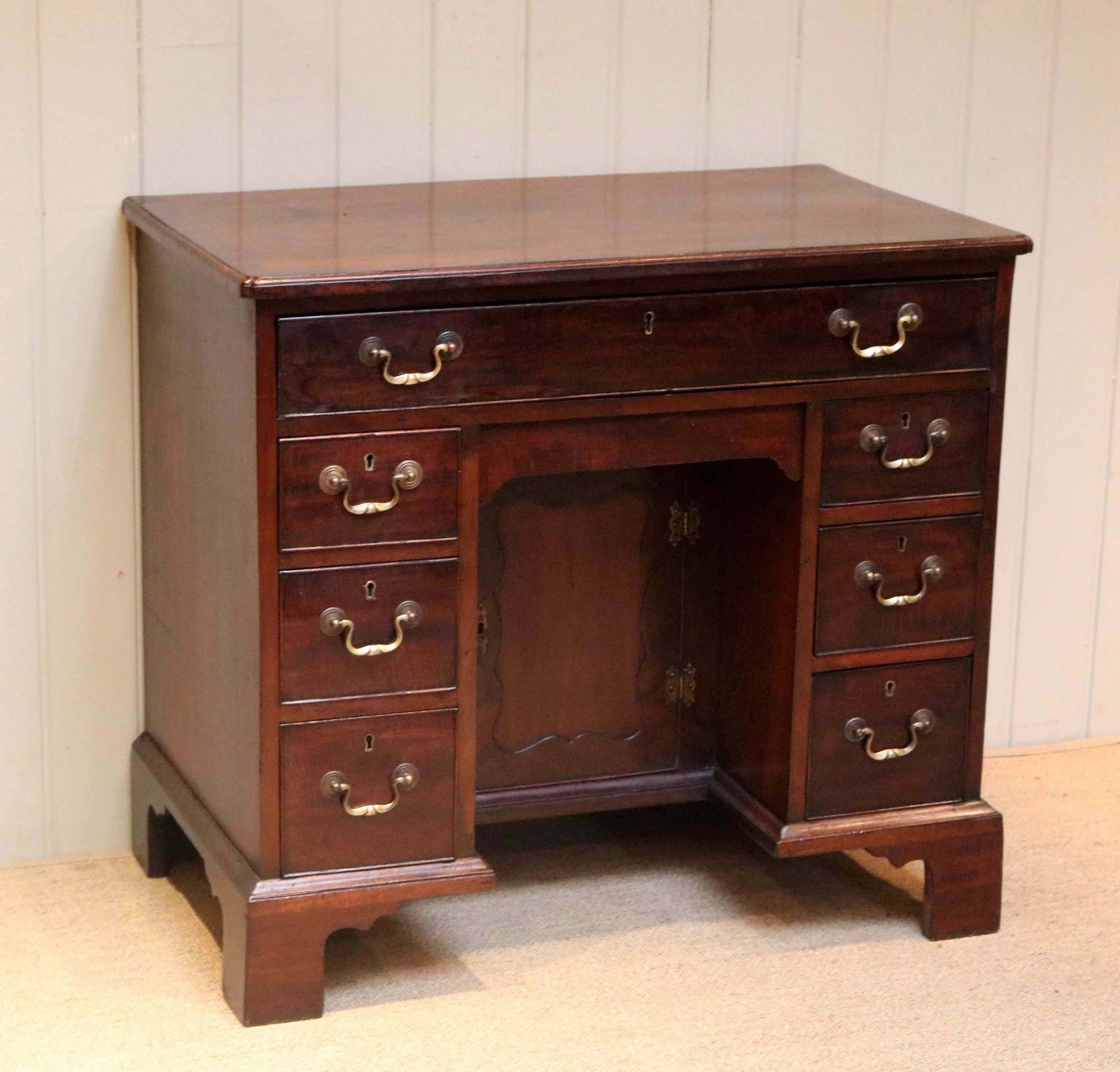 Georgian Mahogany Kneehole Desk In Good Condition For Sale In Buckinghamshire, GB