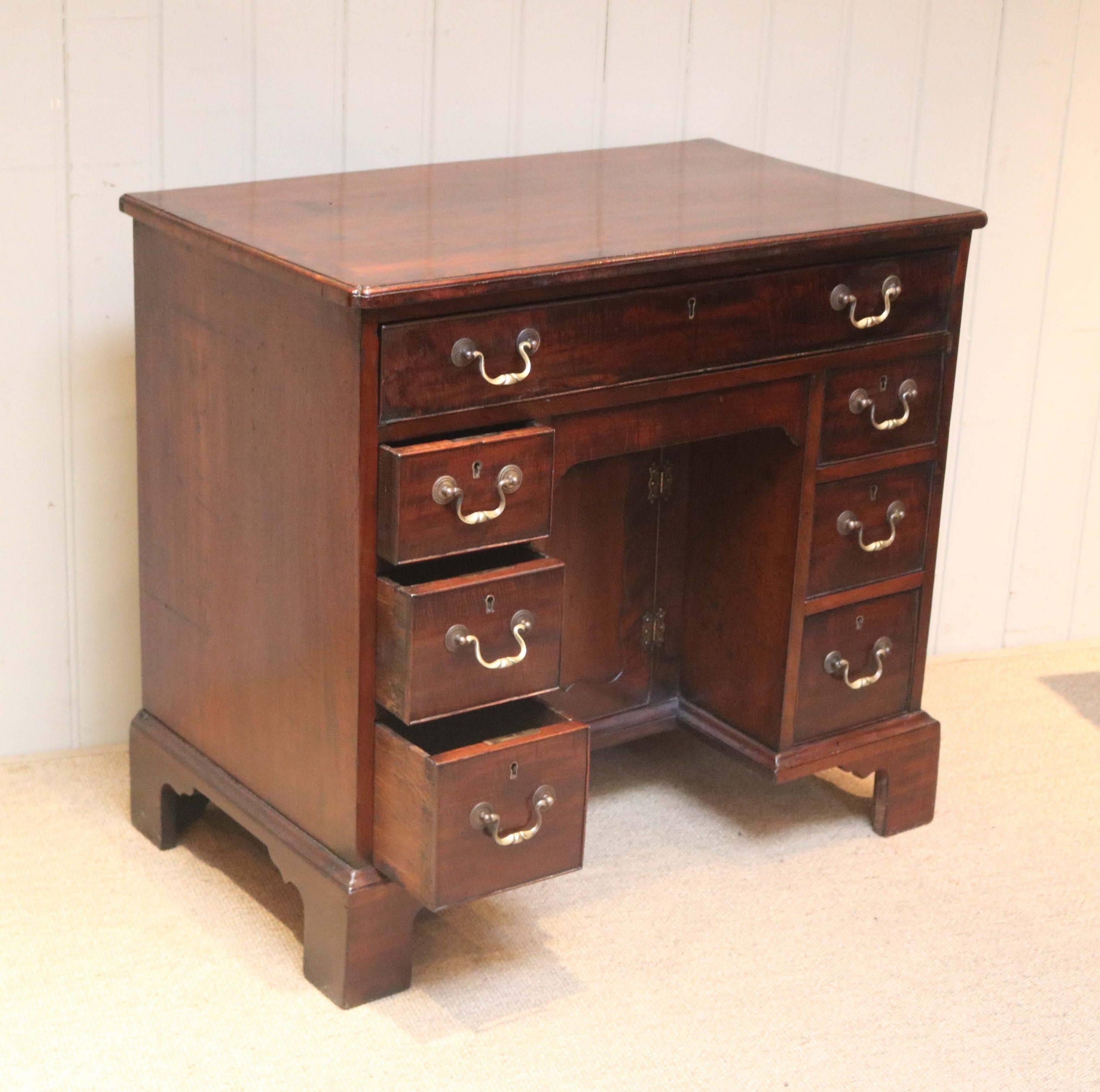 Early 19th Century Georgian Mahogany Kneehole Desk For Sale