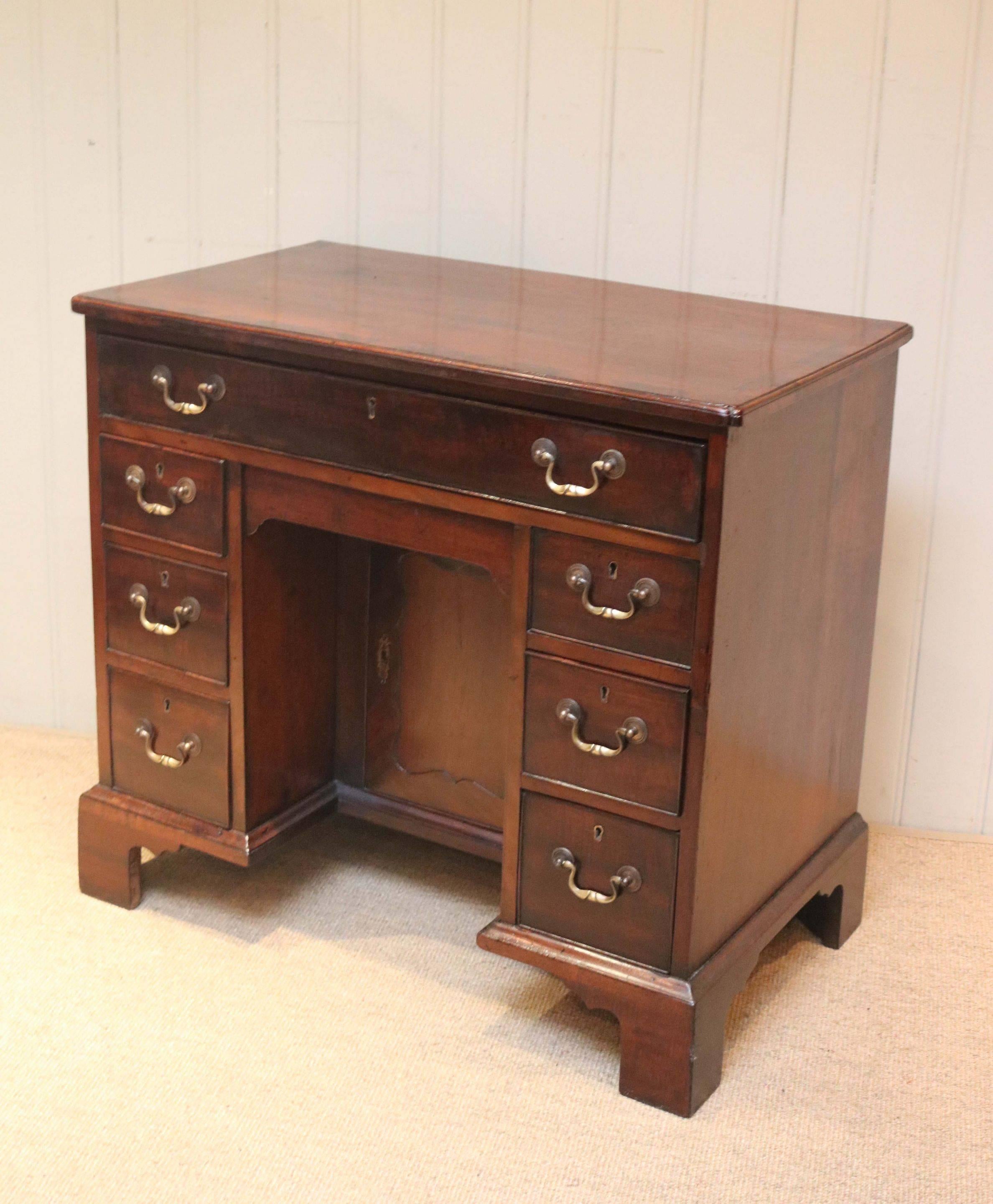 Georgian Mahogany Kneehole Desk For Sale 1
