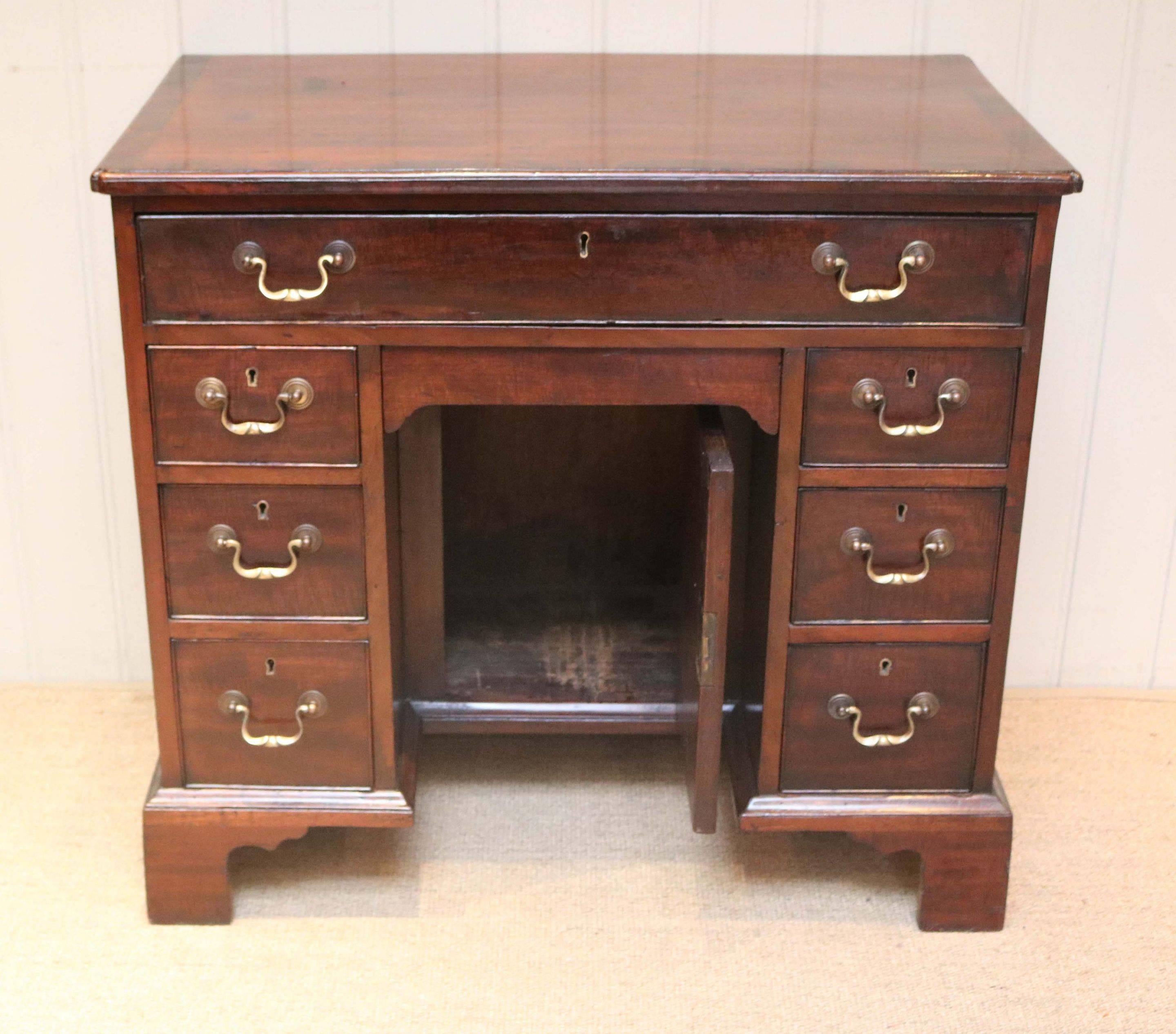 Georgian Mahogany Kneehole Desk For Sale 2