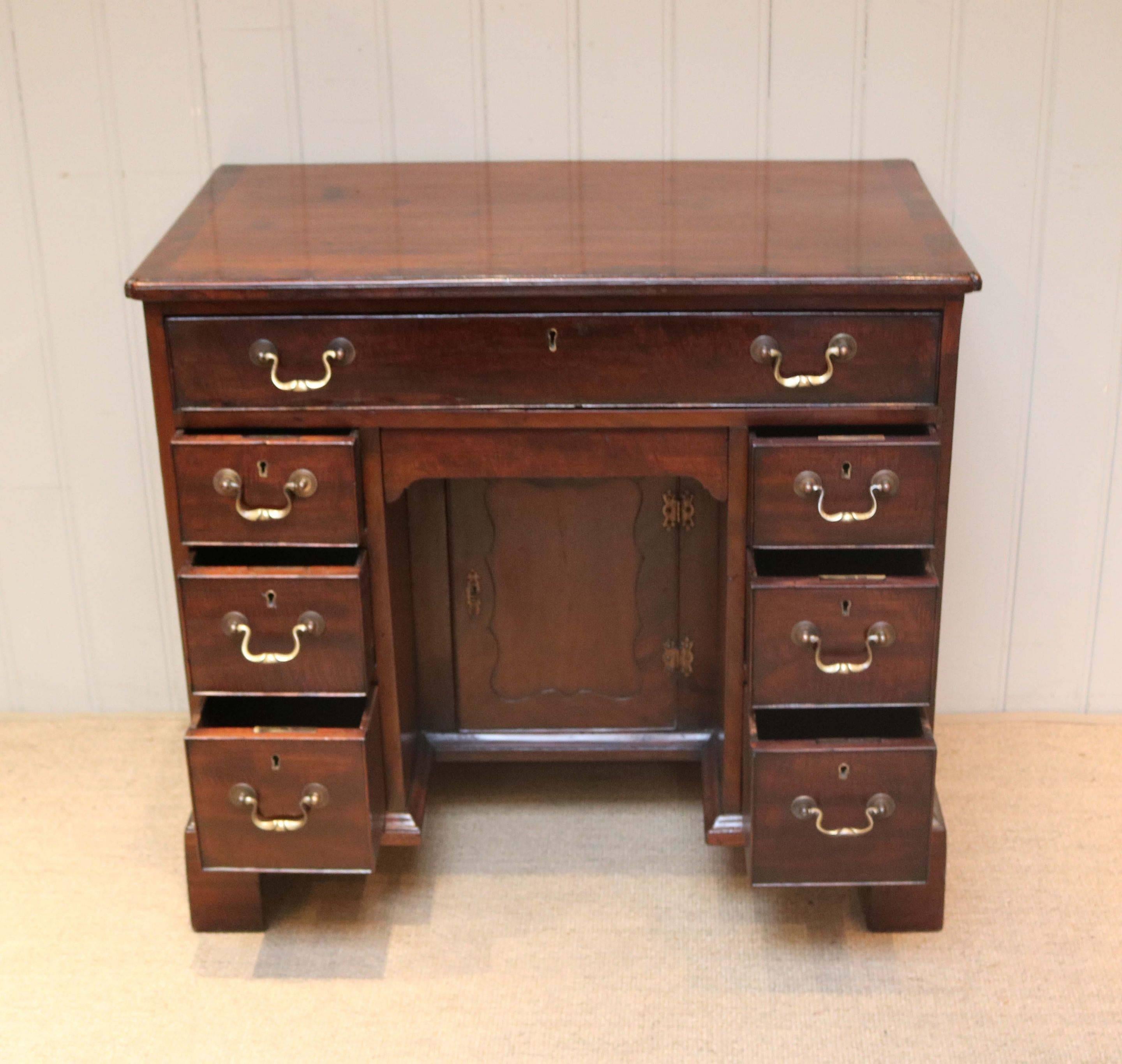 Georgian Mahogany Kneehole Desk For Sale 3