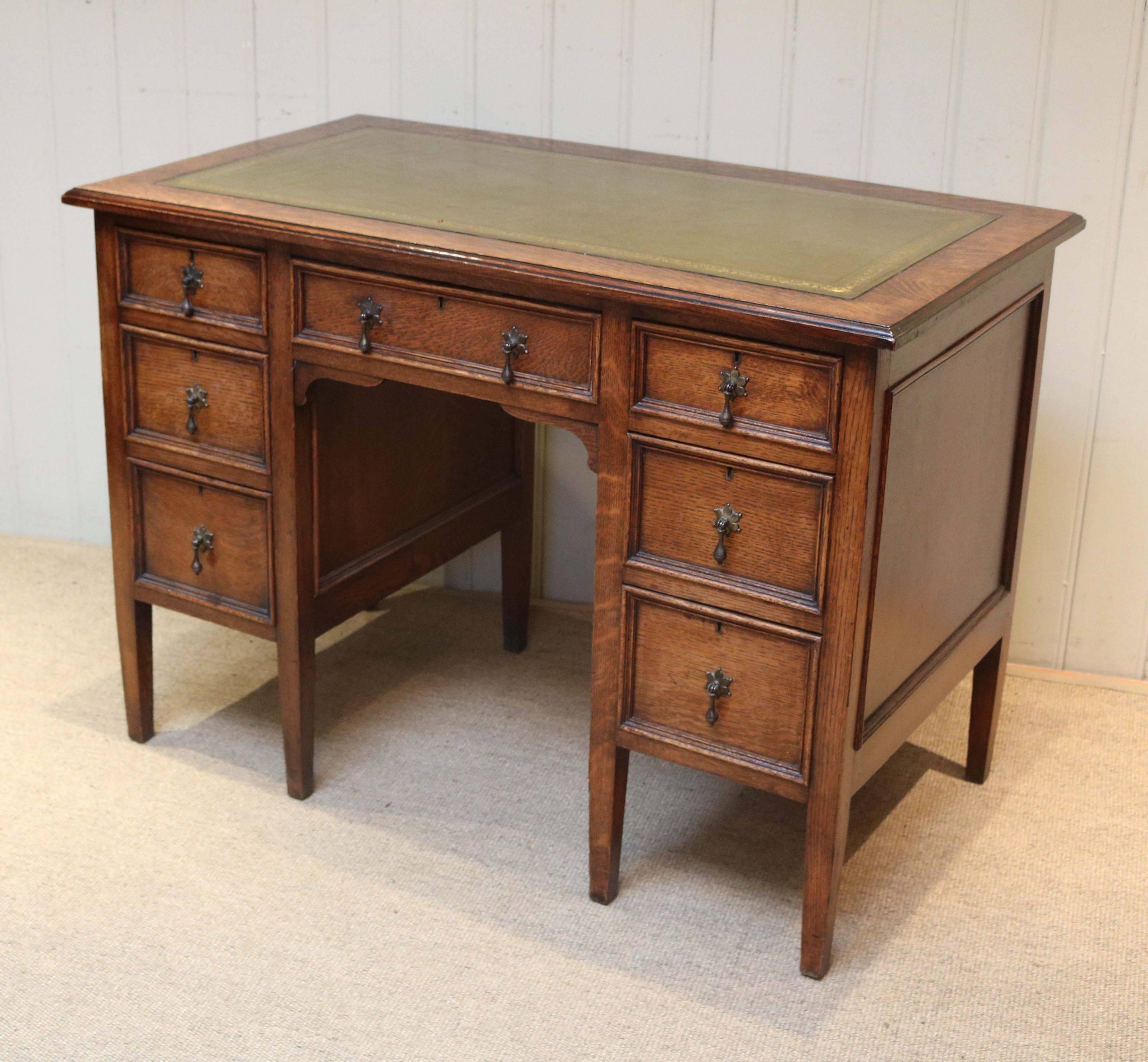 Oak Kneehole Desk In Good Condition For Sale In Buckinghamshire, GB
