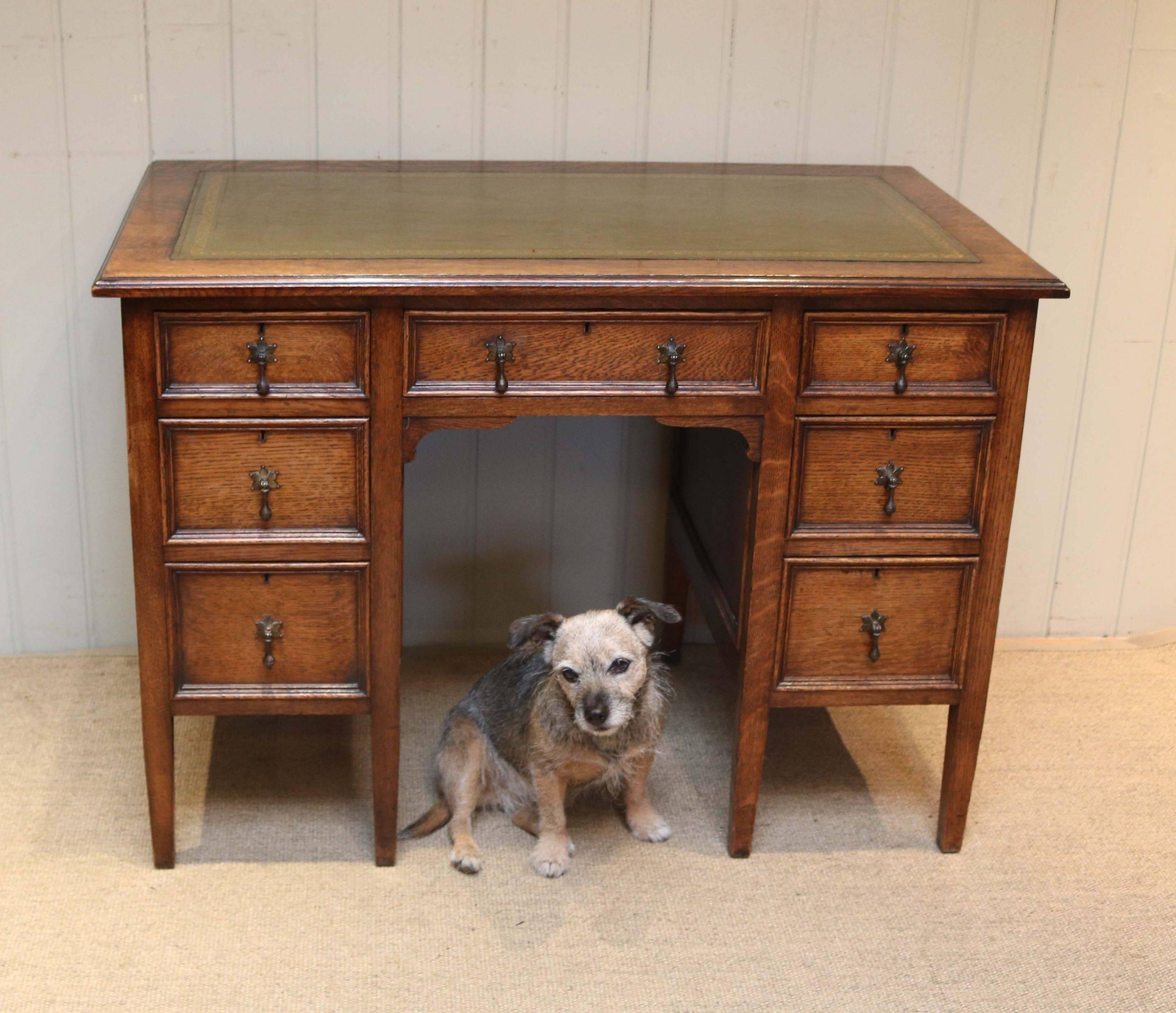 Early 20th Century Oak Kneehole Desk For Sale