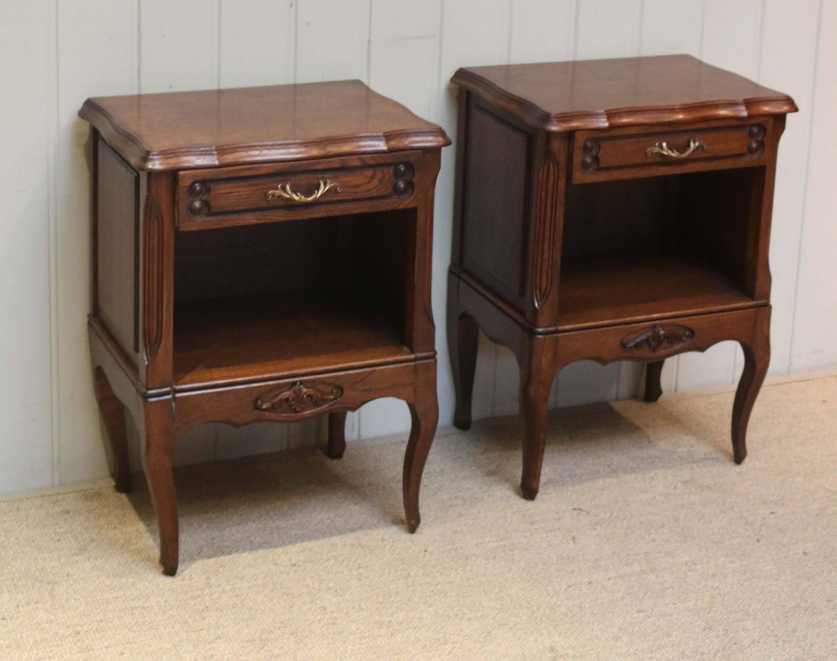 Pair of Oak Low Bedside Cabinets In Good Condition For Sale In Buckinghamshire, GB