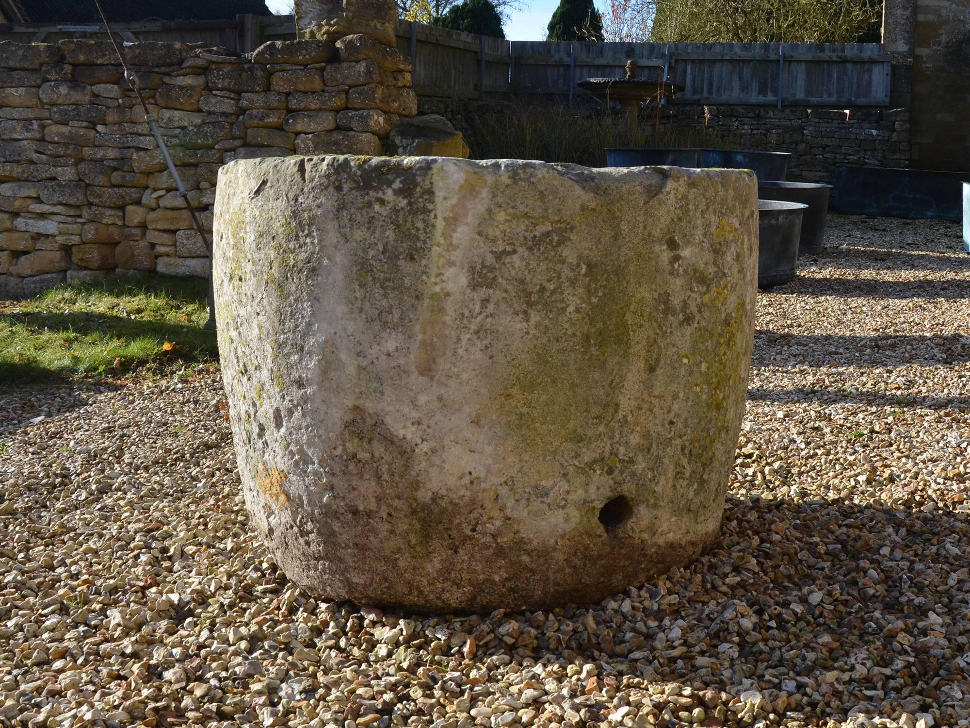 Large 18th Century Circular Stone Trough In Good Condition For Sale In Gloucestershire, GB