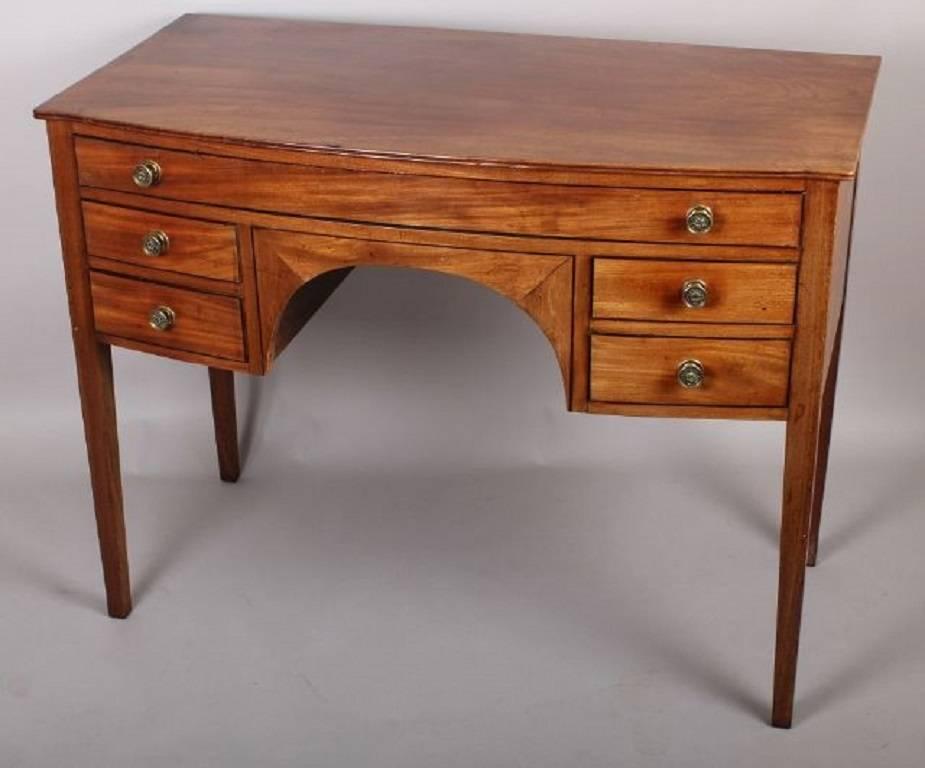 George III Period Faded Mahogany Small Bow-Fronted Sideboard In Good Condition For Sale In Cambridge, GB