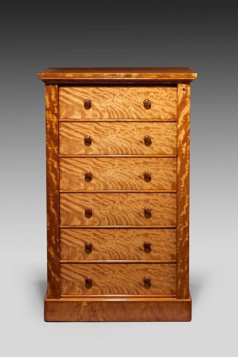 A fine quality early Victorian satinwood wellington chest with eight graduated mahogany
Lined draws. This fine piece retains its original handles and is of a lovely original color.