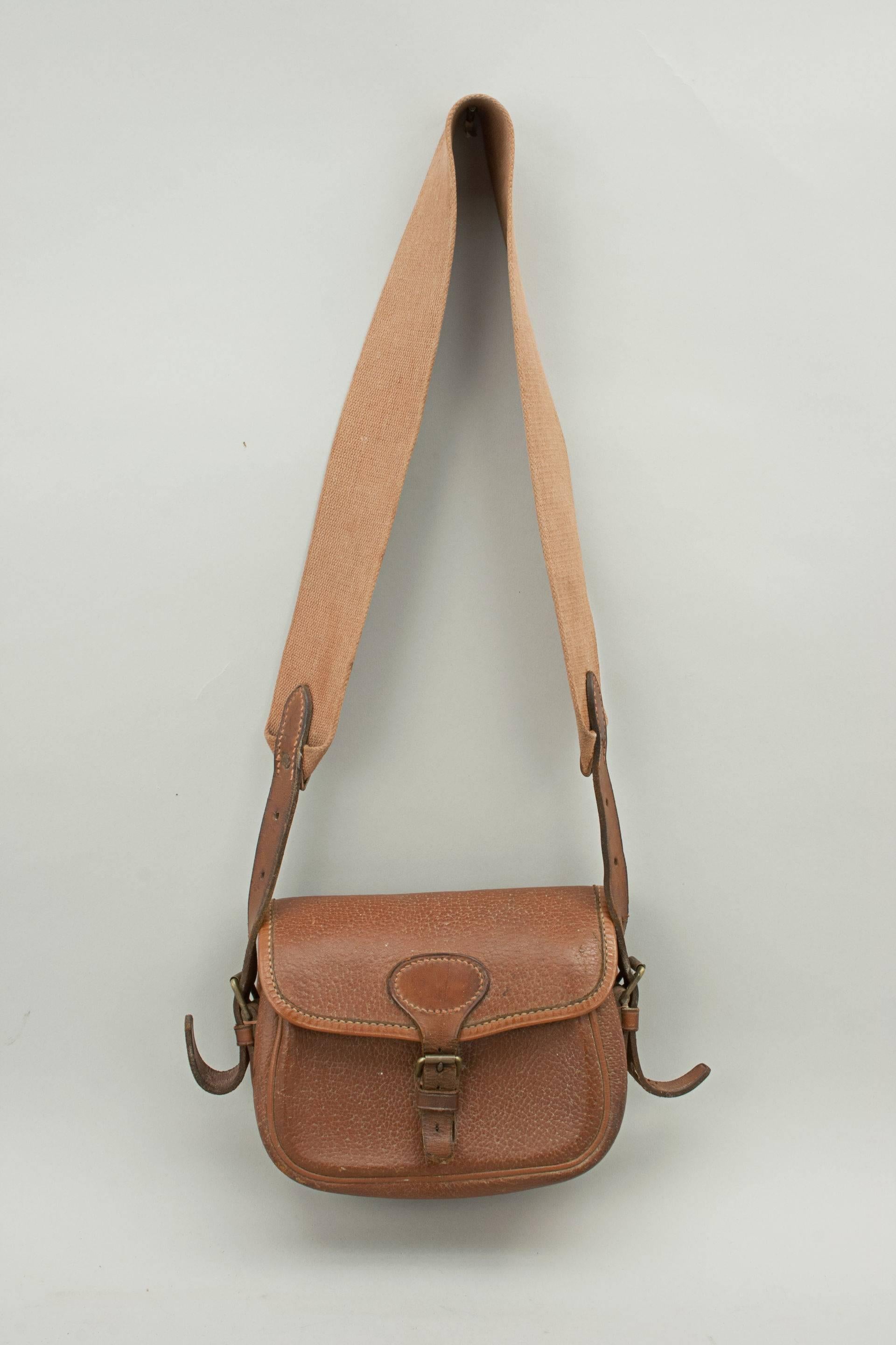 Vintage leather Payne Galwey cartridge bag.
A good quality pigskin cartridge bag by Payne Galwey. The bag is in excellent usable condition with leather and cotton web adjustable strap. The case holds 50 cartridges. A nice leather cartridge bag with