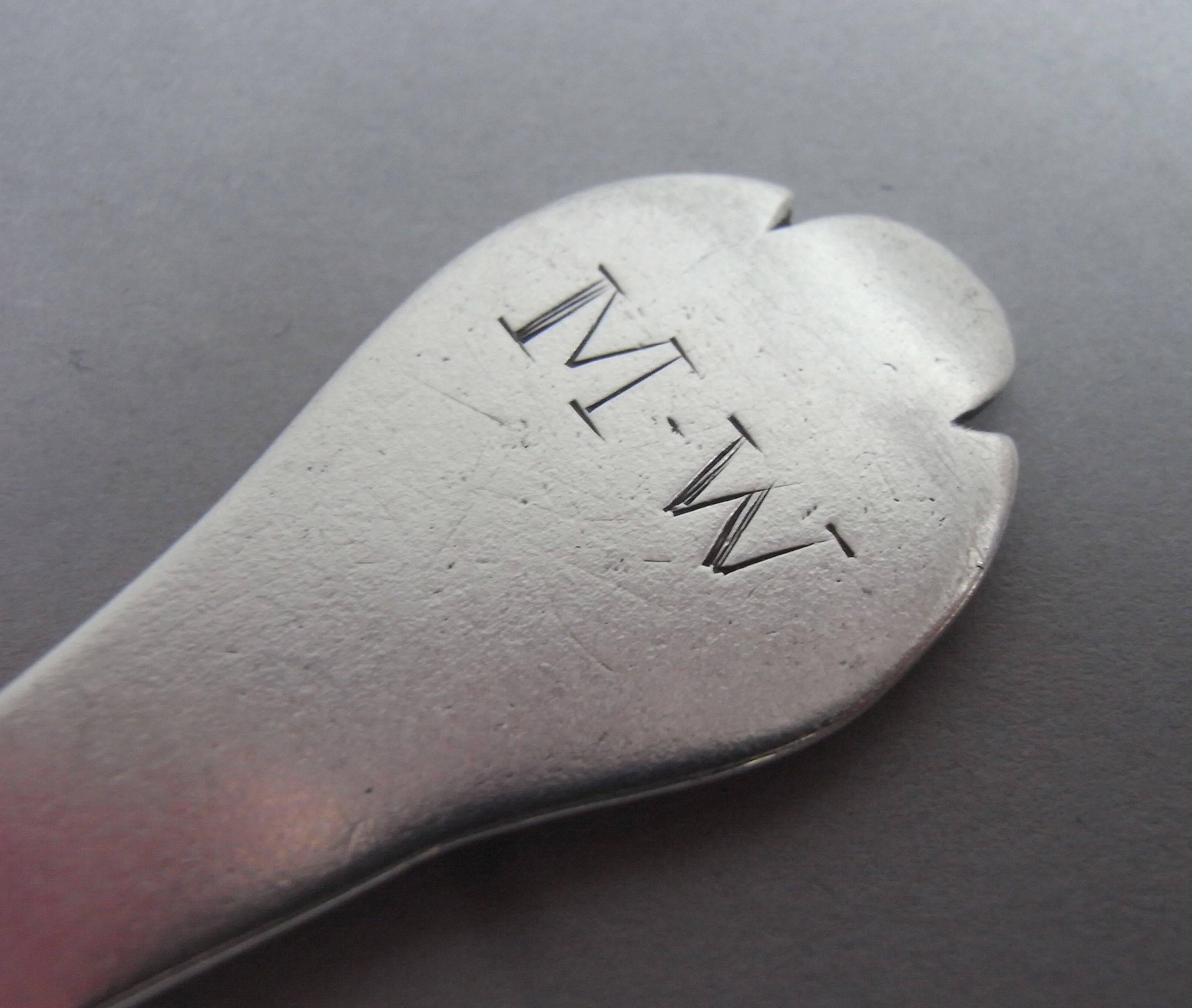 Questo esemplare molto bello è modellato nello stile di Trefid con una coda di topo ribattuta sul retro della ciotola. Questo pezzo è molto ben marcato ed è inciso nella parte superiore dello stelo con le iniziali contemporanee M.W. Questo cucchiaio