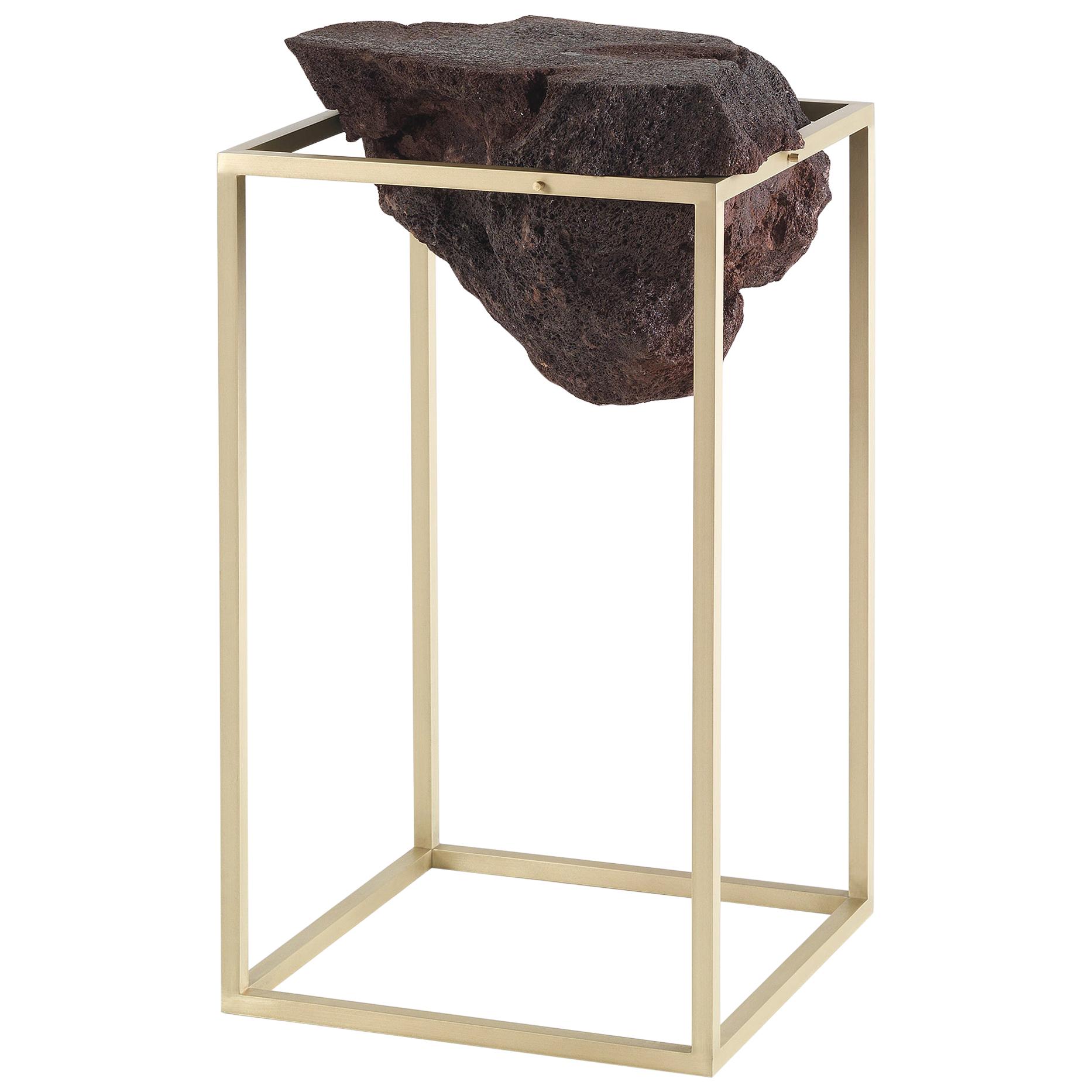 En vente : Yellow (Brass) Grande table d'appoint Antivol du 21e siècle en laiton et pierre de lave naturelle par CTRLZAK