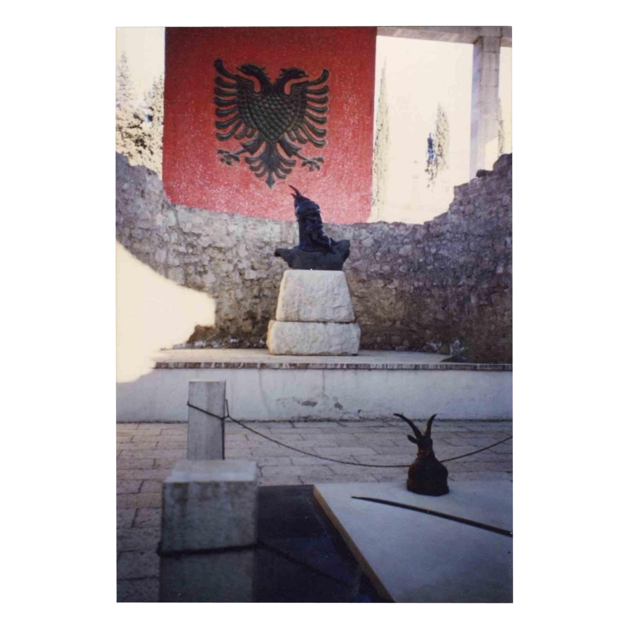Unknown Landscape Photograph – Bericht aus Albania –  Skanderbeg Mausoleum – Vintage-Fotografie – Ende der 1970er Jahre
