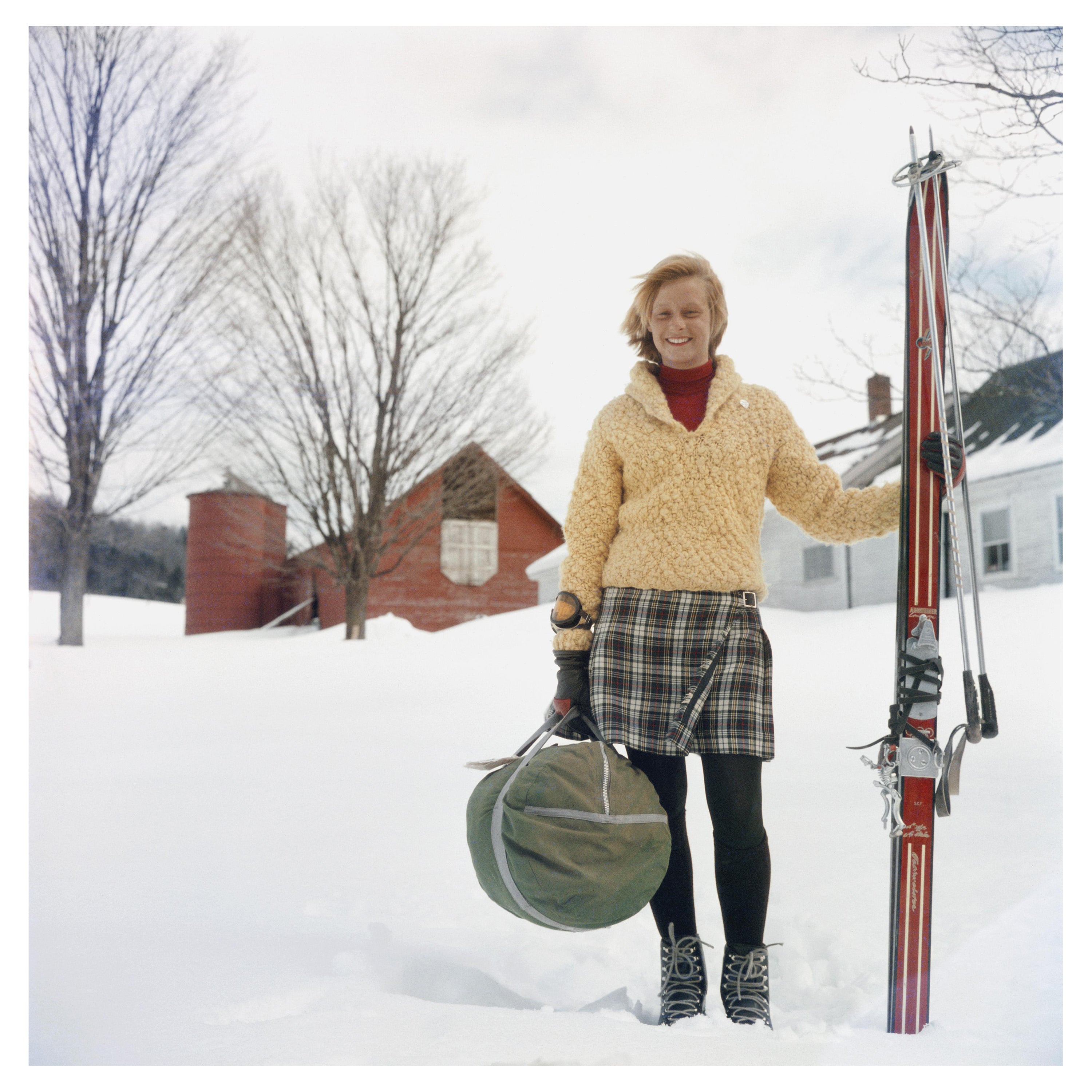 Slim Aarons Color Photograph – Skifahrende Waitress, Vermont, Nachlassausgabe, Porträtfotografie
