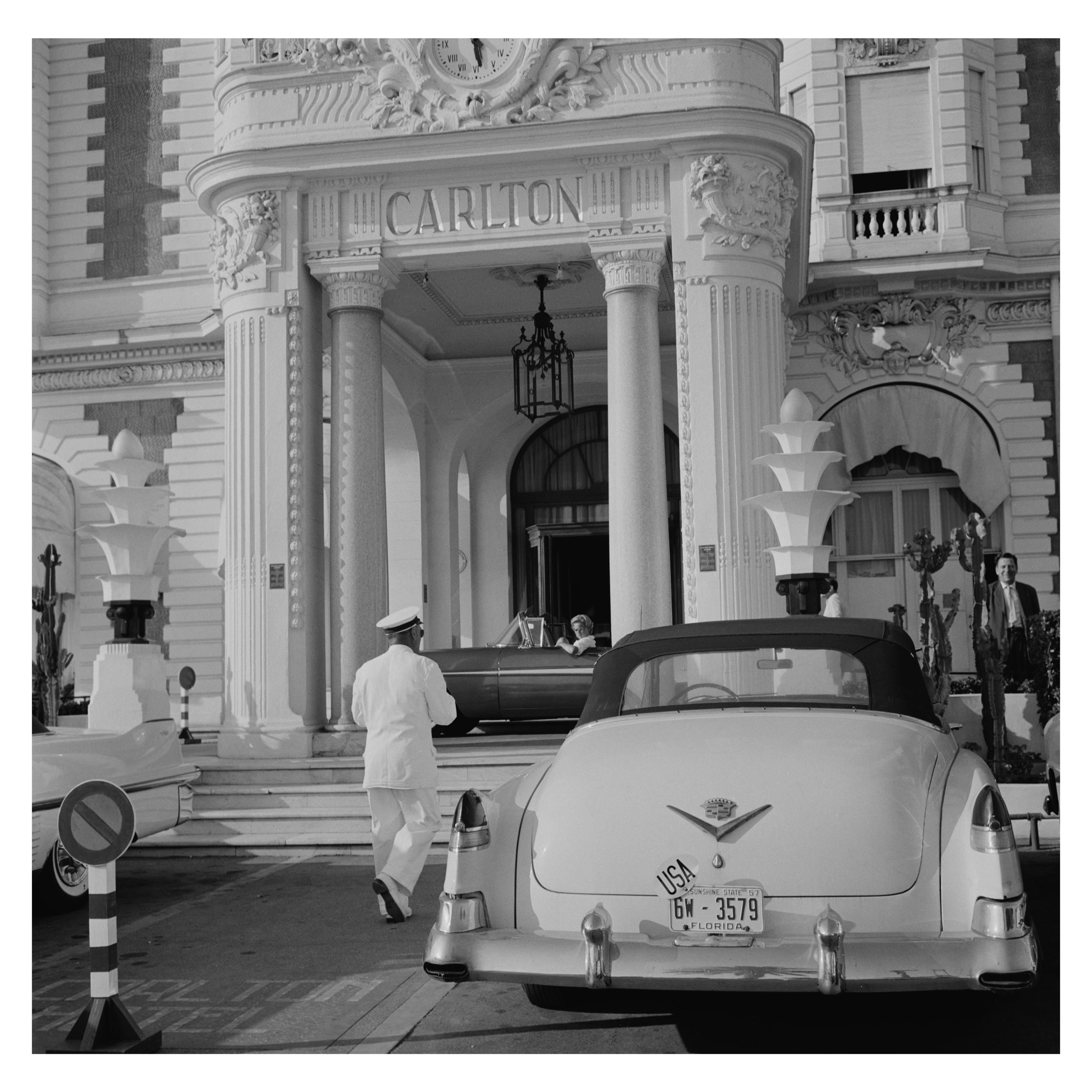 Slim Aarons Black and White Photograph – Das Hotel Carlton