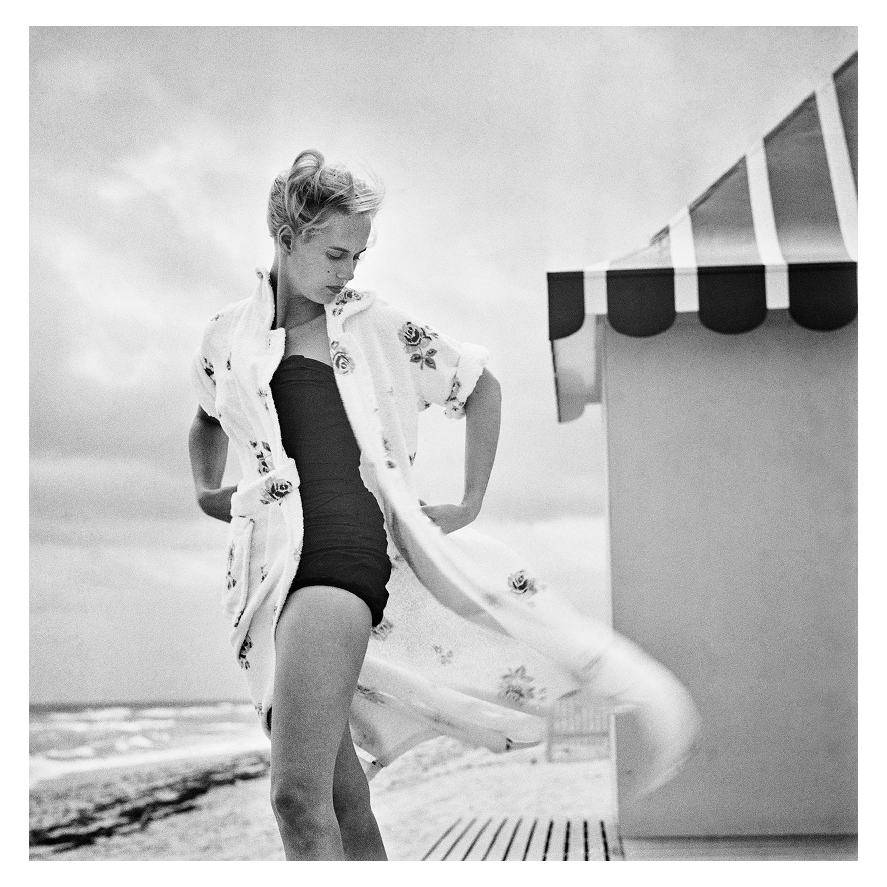 Slim Aarons Portrait Photograph - Pulitzer On The Beach