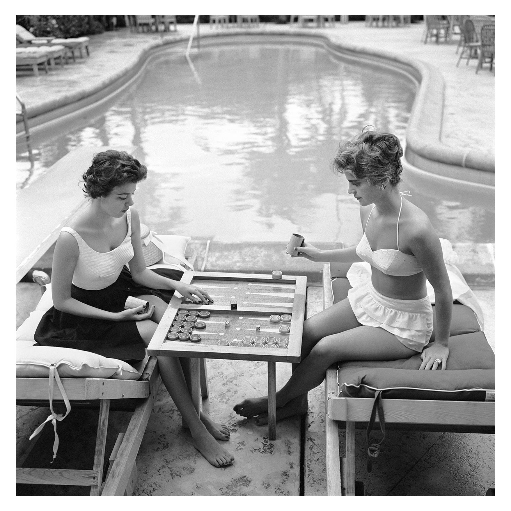 Slim Aarons Black and White Photograph – Backgammon am Pool