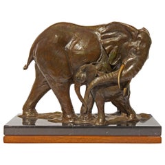 Estatua de bronce Elefante y su cría del escultor estadounidense Dan Ostermiller